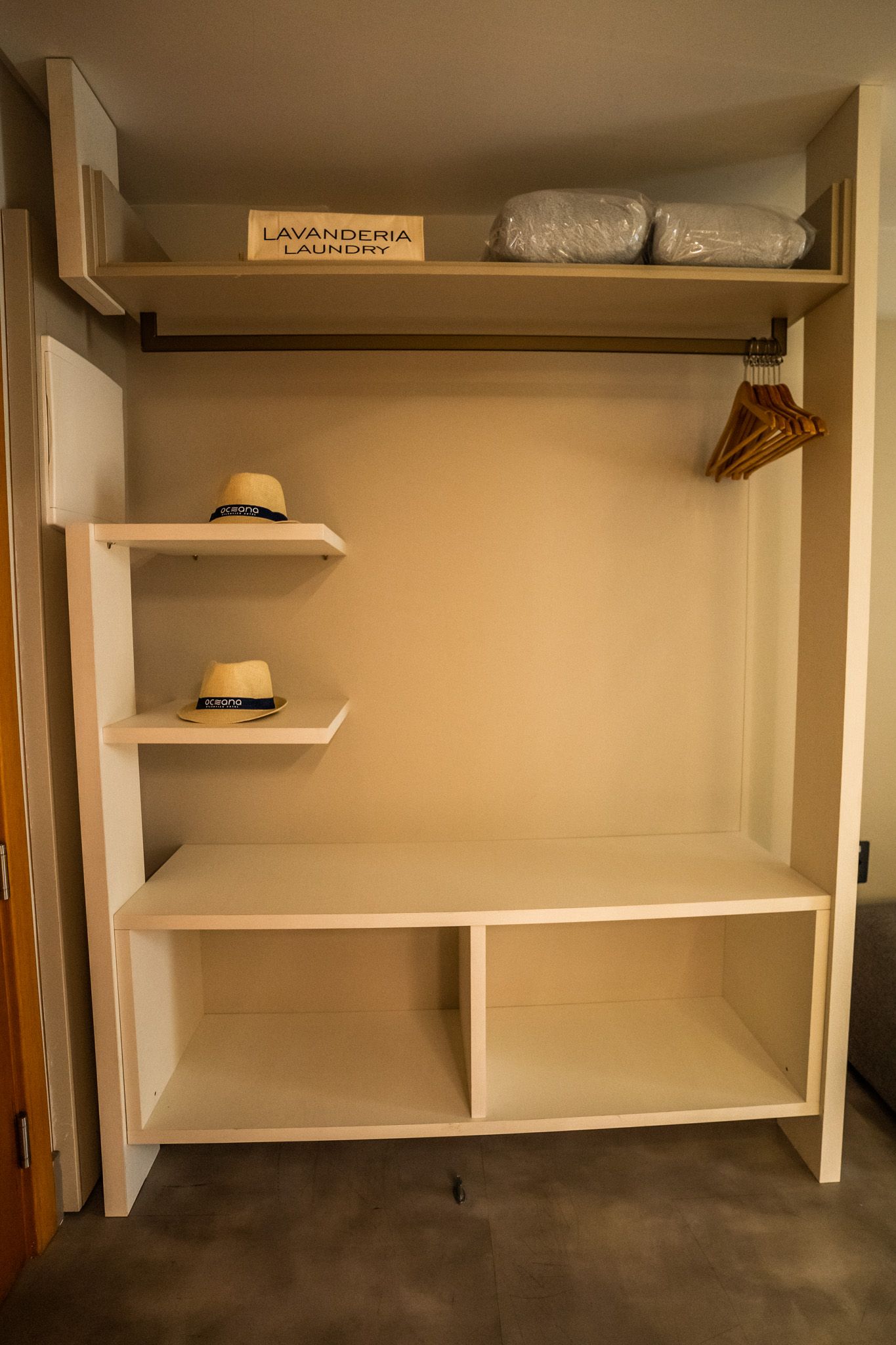 Há dois chapéus nas prateleiras do armário.