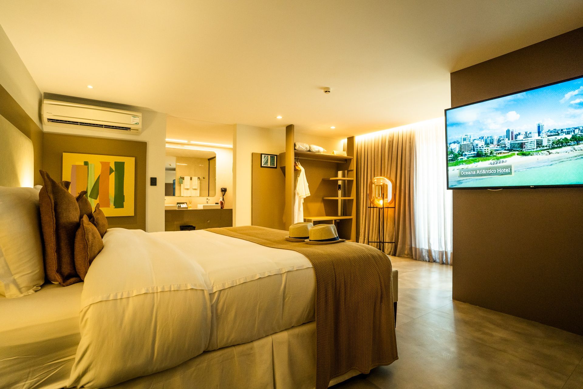 Um quarto de hotel com uma cama grande e uma TV de tela plana.