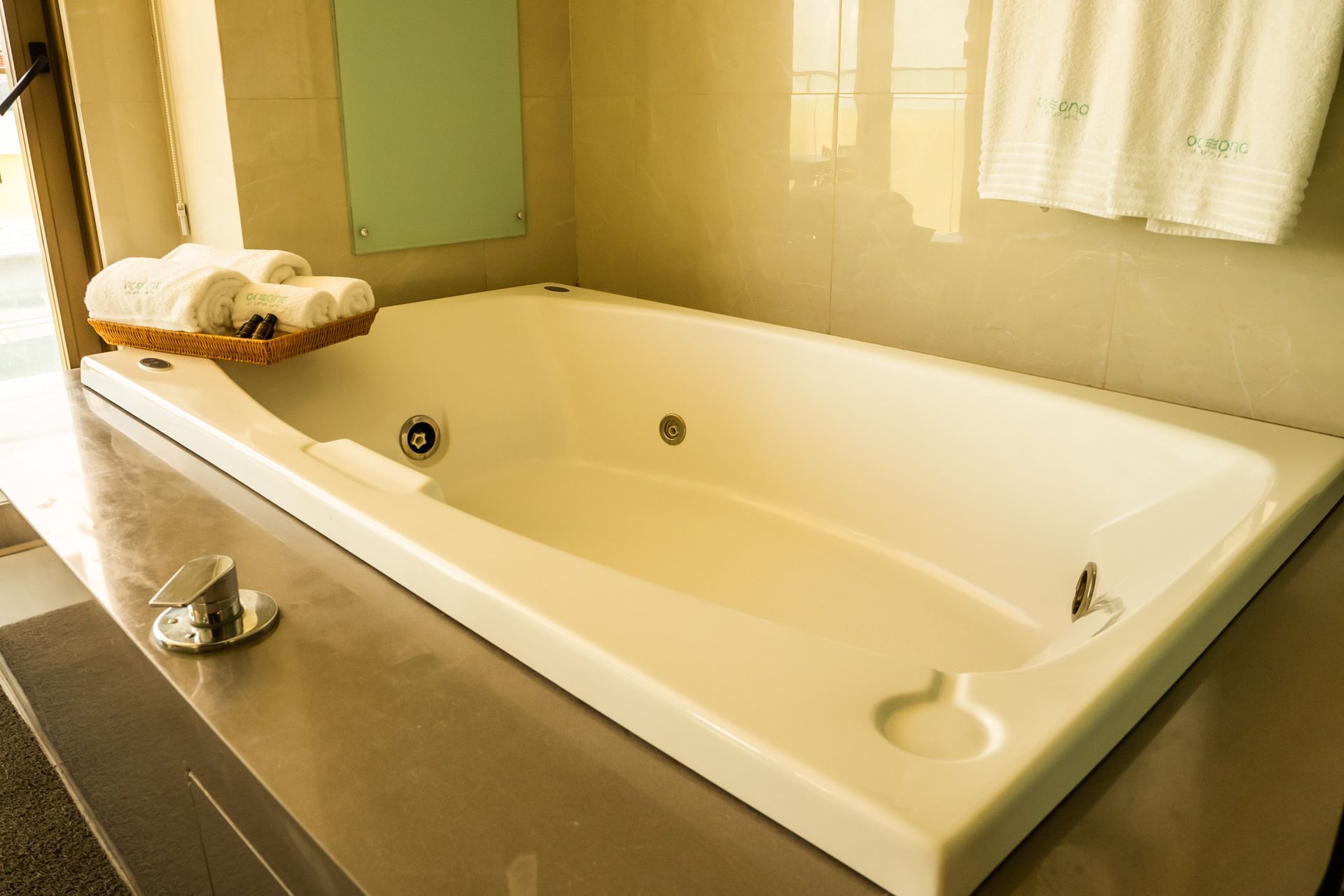 Uma banheira com toalhas em cima em um banheiro.