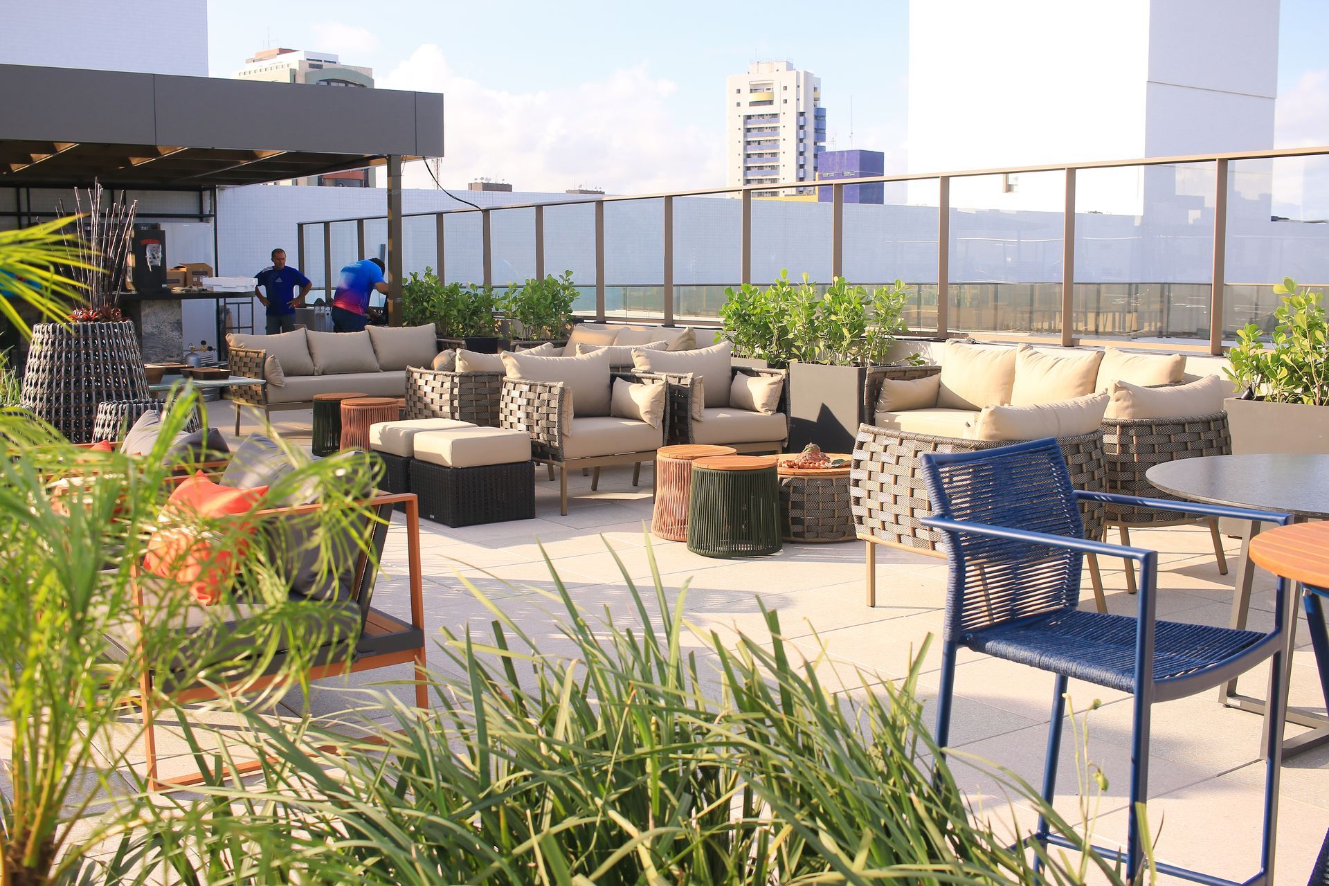 Um pátio com muitos móveis e plantas