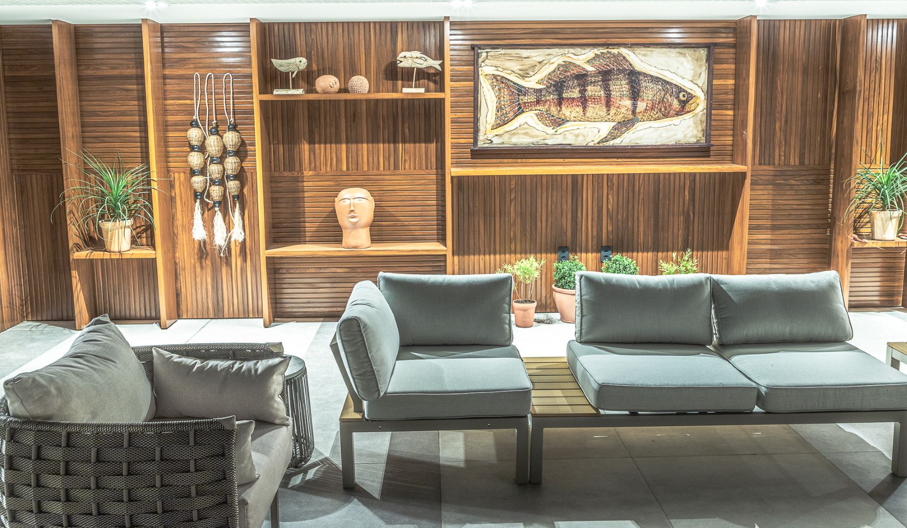 Uma sala de estar com um sofá, uma cadeira e uma pintura na parede.