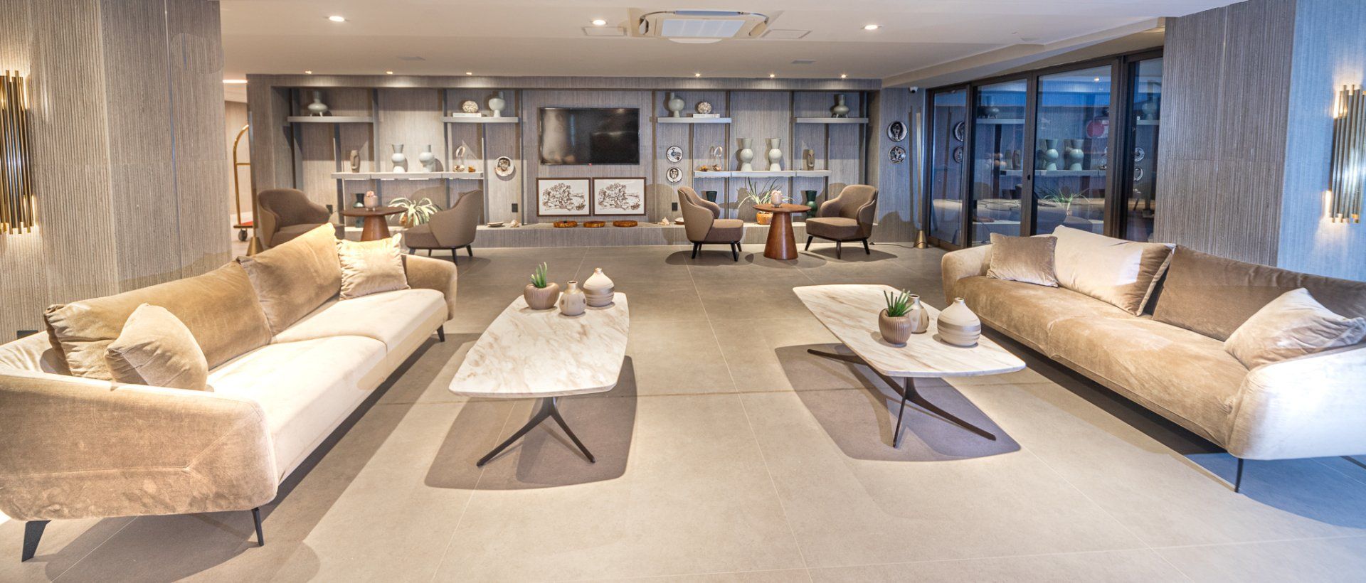 Uma sala de estar cheia de móveis e uma televisão.