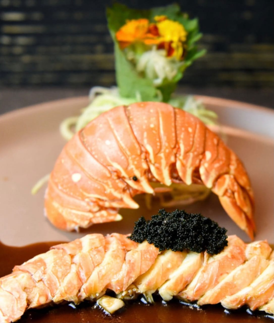 Um close de uma cauda de lagosta em um prato