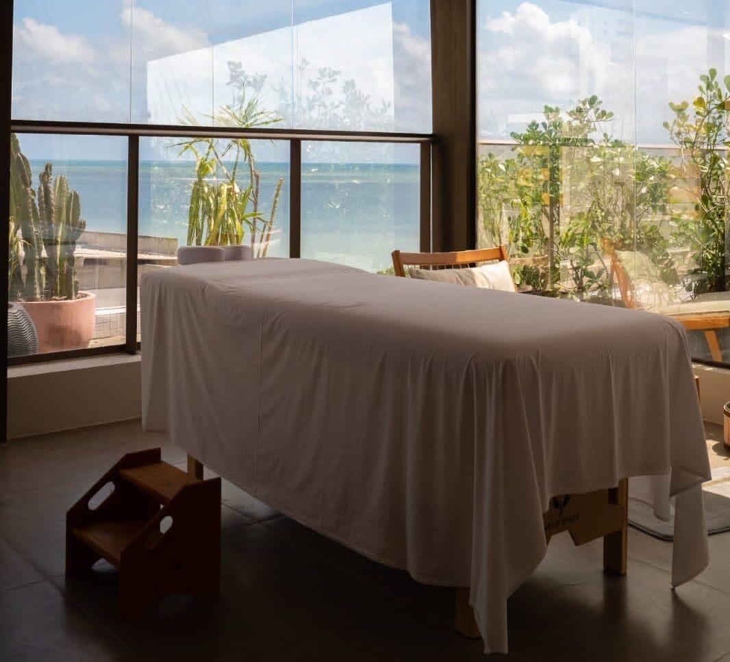Uma mesa de massagem em uma sala com vista para o oceano