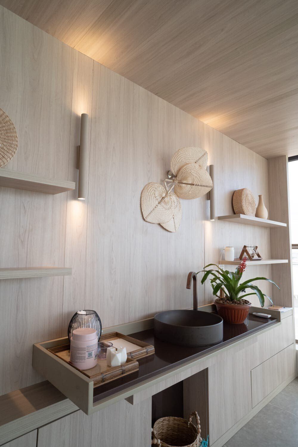 Um banheiro com uma pia e uma bandeja no balcão.