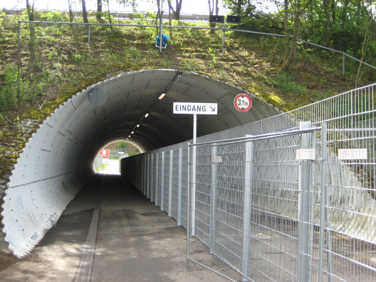Ein Tunnel mit einem Schild mit der Aufschrift „Wandern“