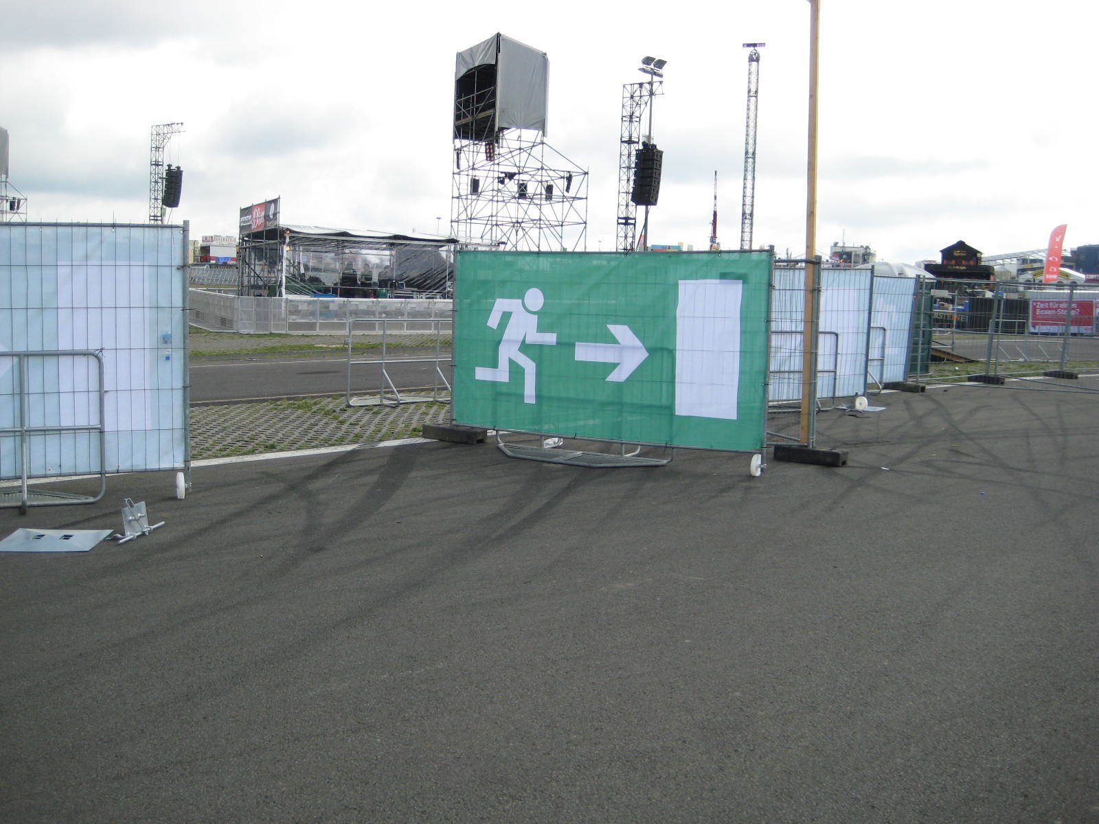 Ein grünes Ausgangsschild mit einem weißen Pfeil nach rechts