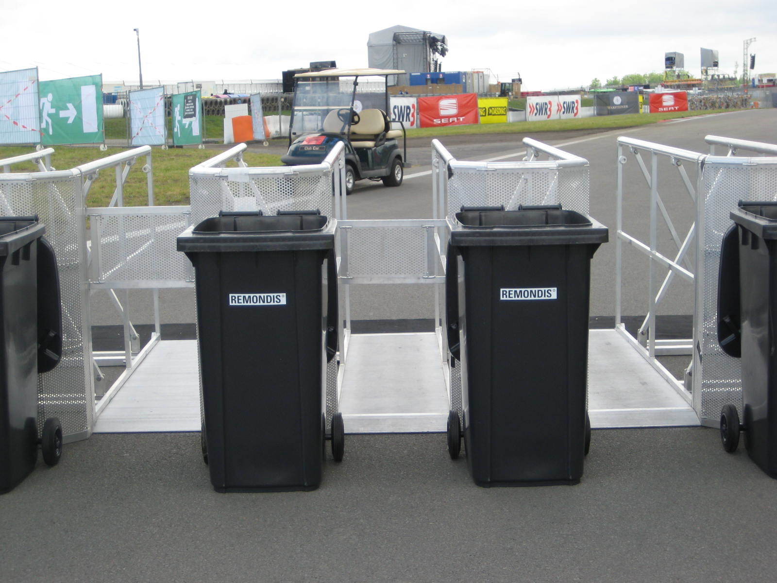 Eine Reihe von Mülltonnen mit dem Wort „Recycling“ darauf