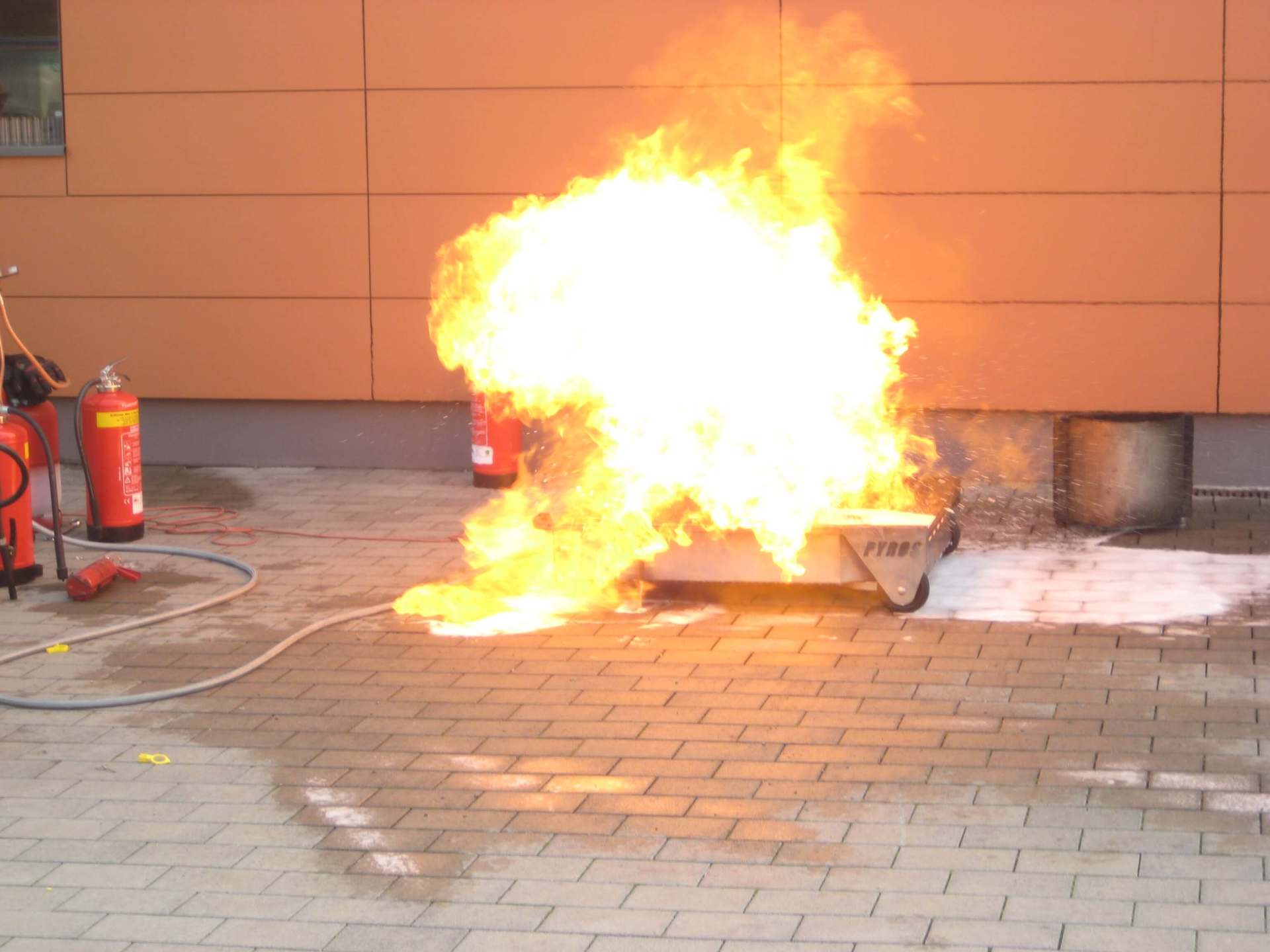 Ein Feuerlöscher mit der Aufschrift „ATM“