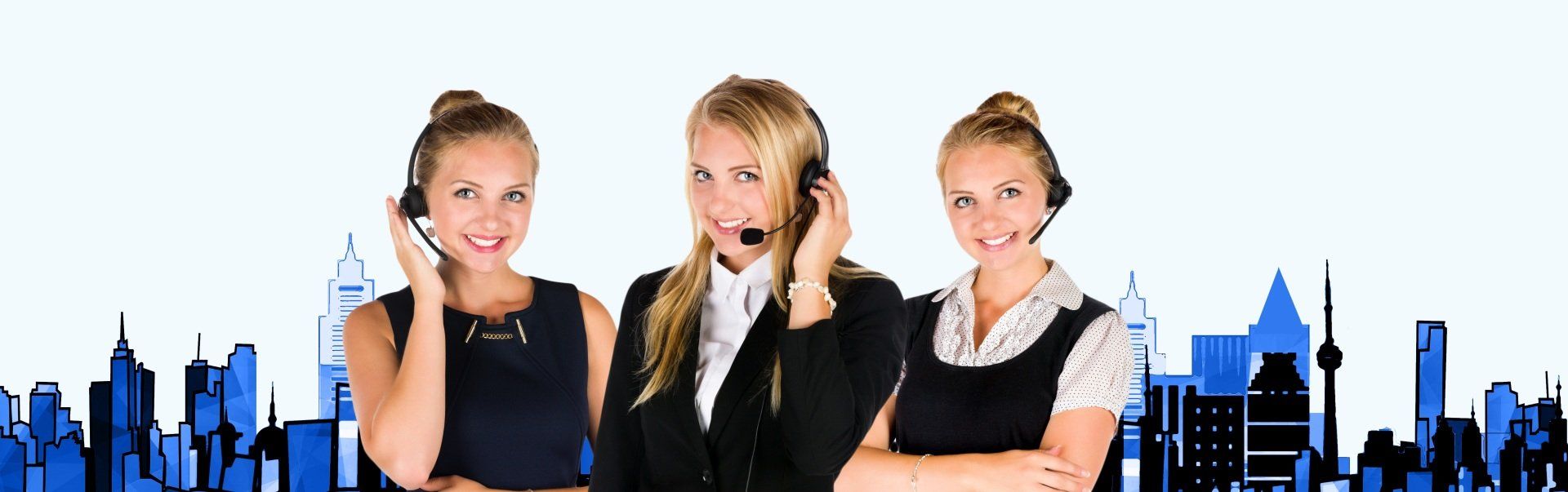 Drei Frauen mit Headsets stehen vor der Skyline einer Stadt