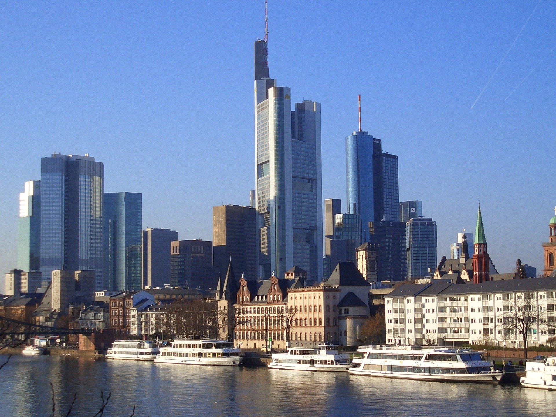 Eine Skyline der Stadt mit ein paar Booten im Wasser