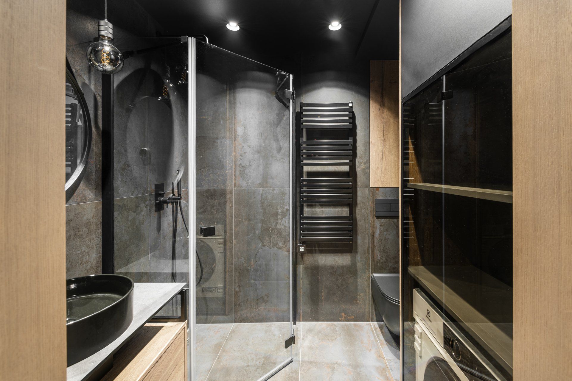 Vonios kambarys su dušo kabina, kriaukle ir rankšluosčių džiovykla.