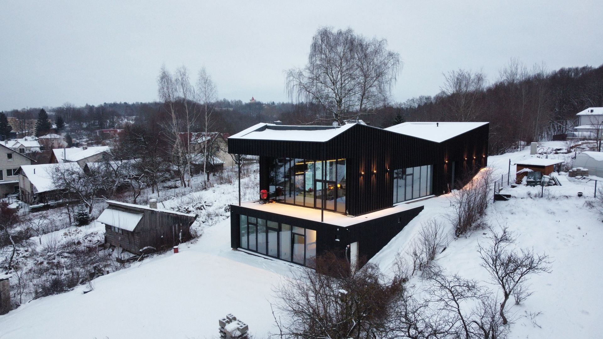 Namo sniege vaizdas iš oro