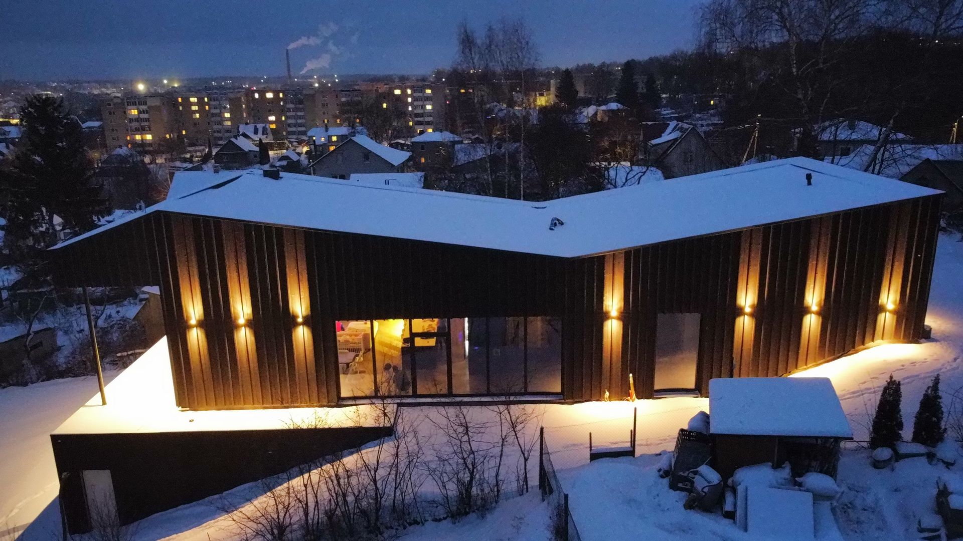 Namo vaizdas iš oro naktį sniege