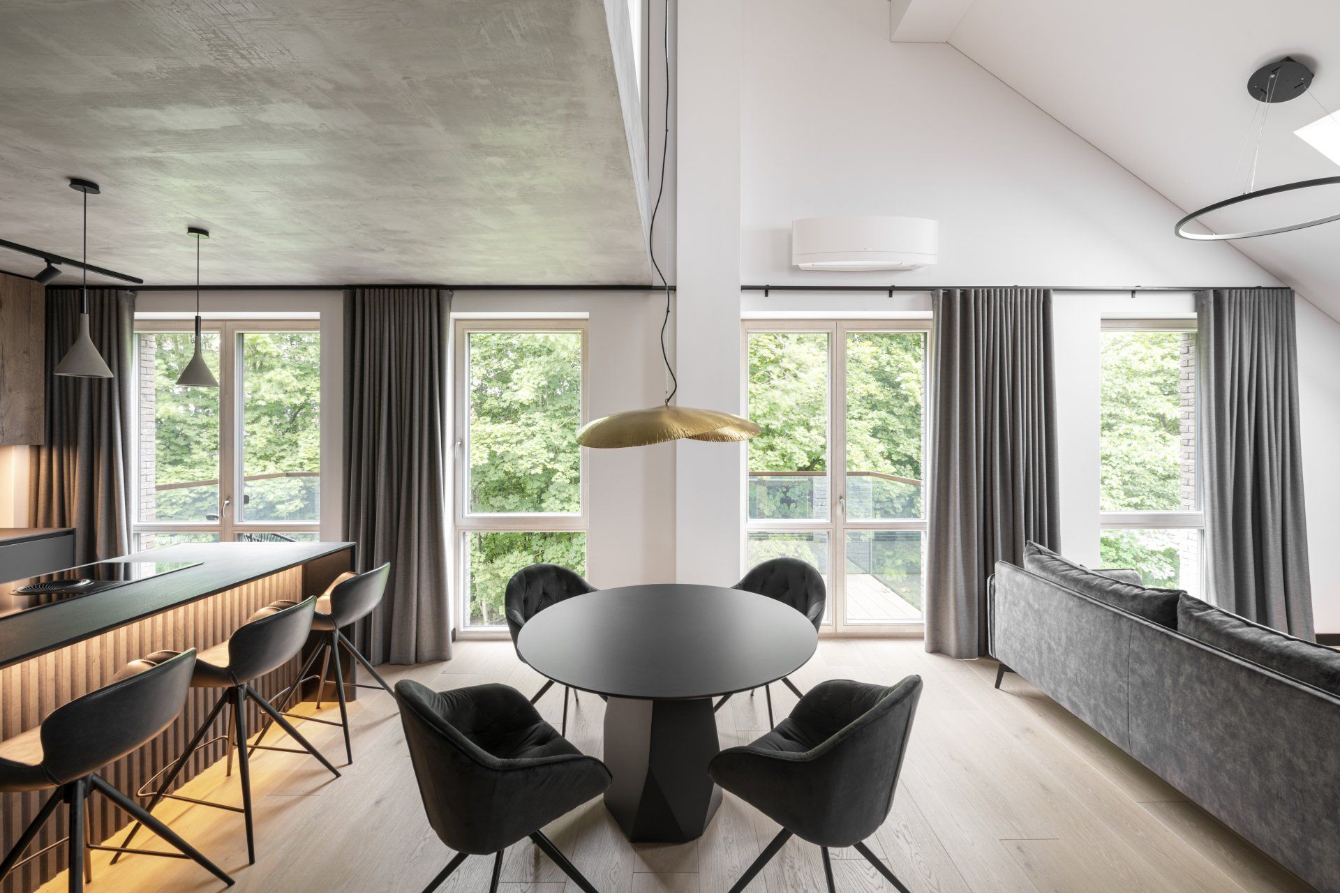 Kambario viduryje stovi stalas ir kėdės.