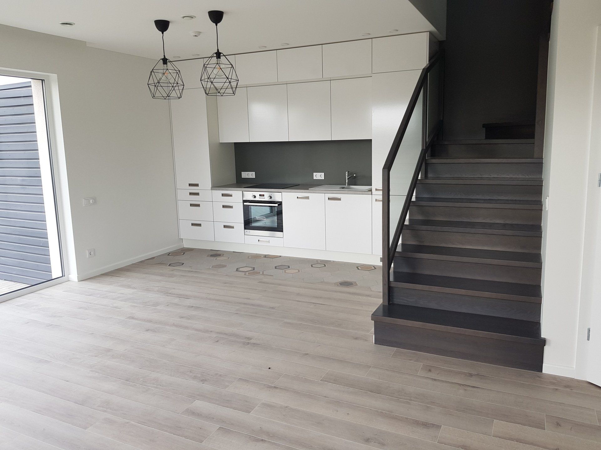 virtuvė su laiptais, vedančiais į antrą aukštą