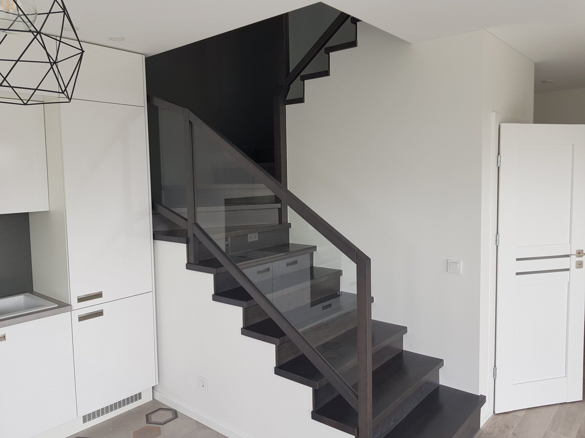 Laiptai virtuvėje su stikliniais turėklais