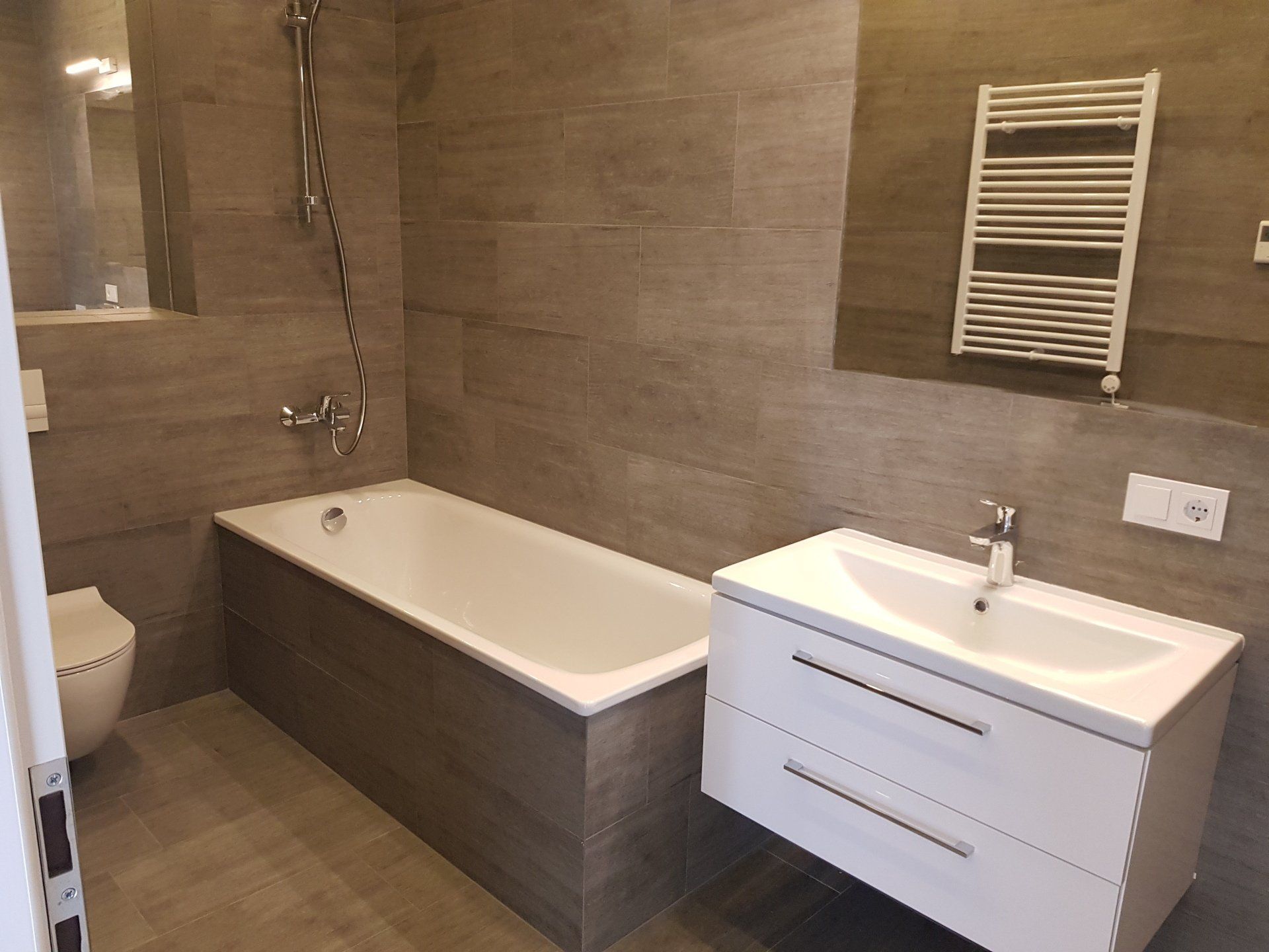 Vonios kambarys su vonia, kriaukle ir tualetu