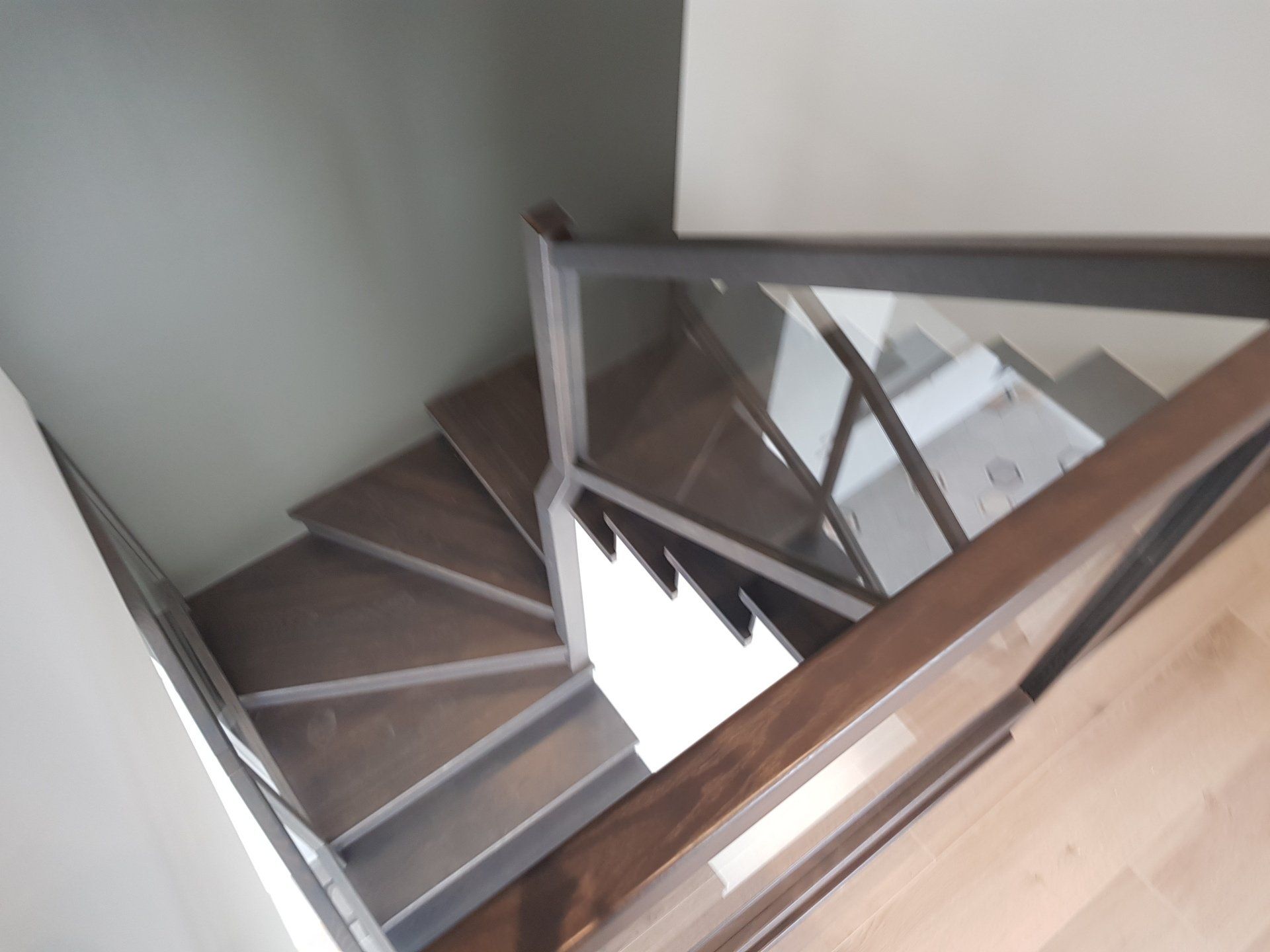 Laiptai su stikliniais turėklais ir mediniais laipteliais