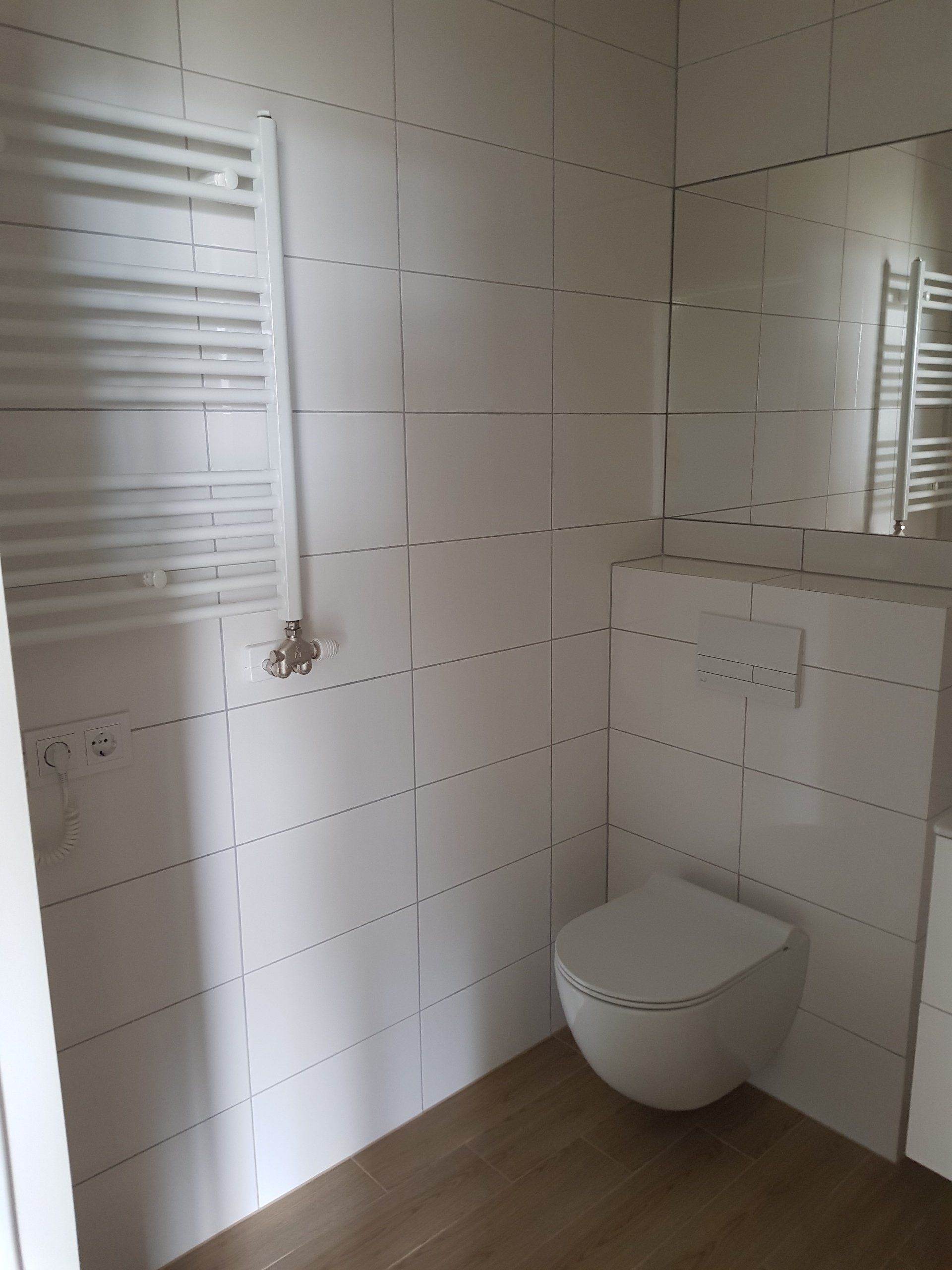 Vonios kambarys su tualetu ir rankšluosčių džiovykla