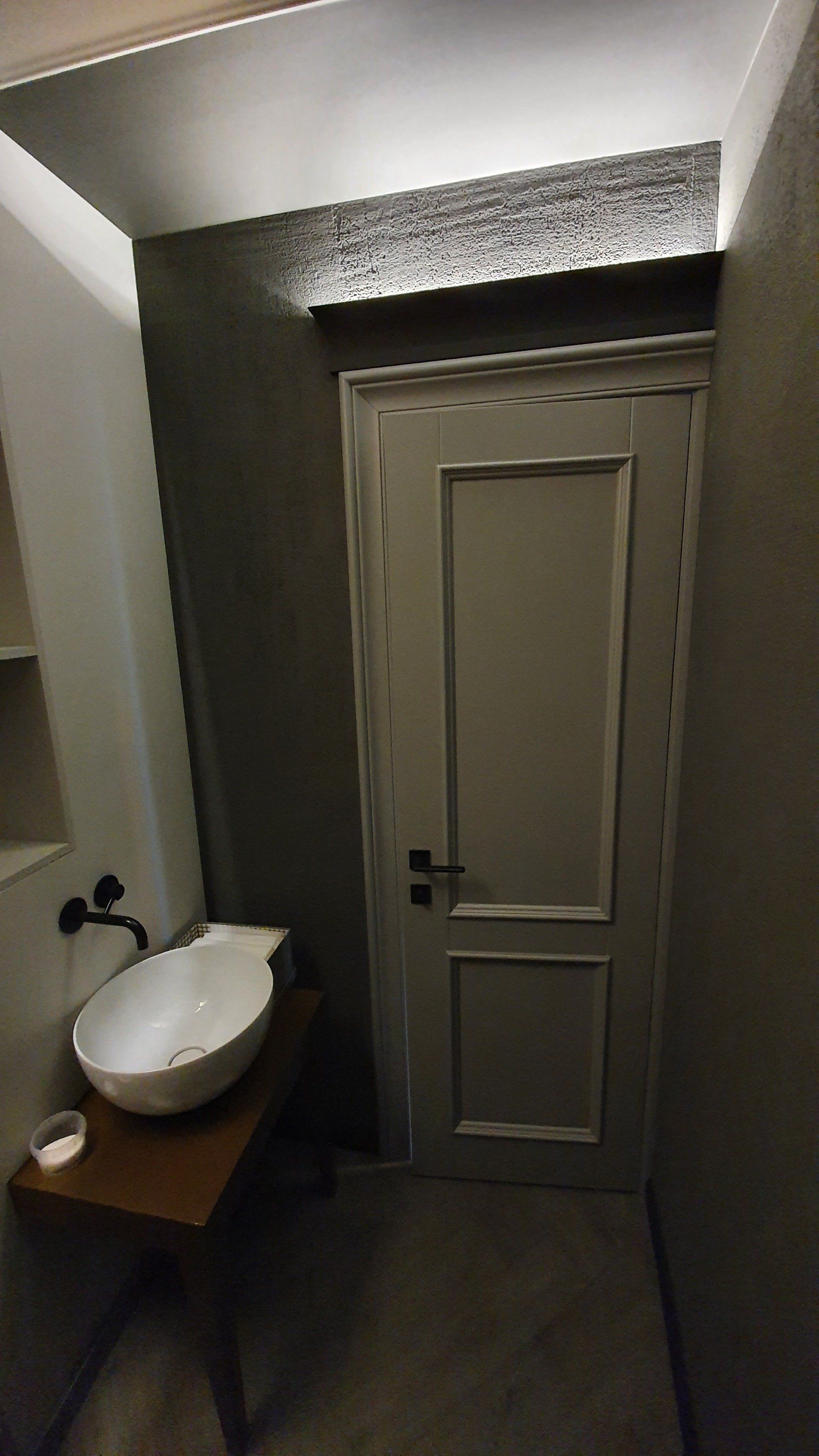 Vonios kambarys su kriaukle ir durimis.