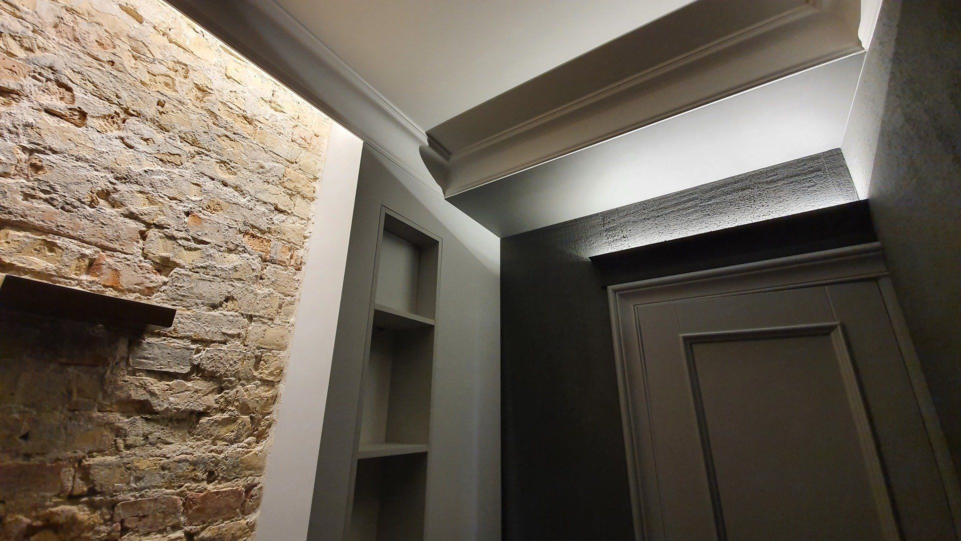 Koridorius su plytų siena ir durimis