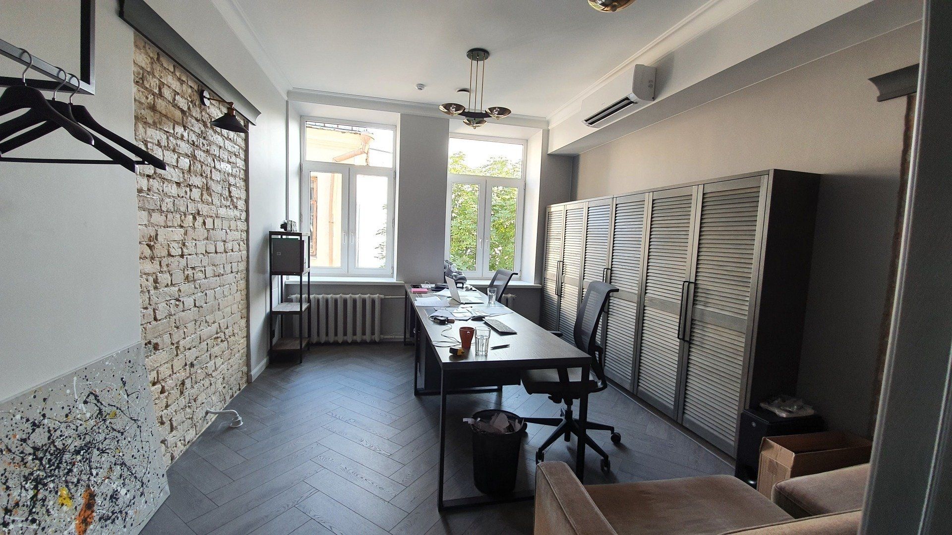 Kambarys su ilgu stalu ir kėdėmis