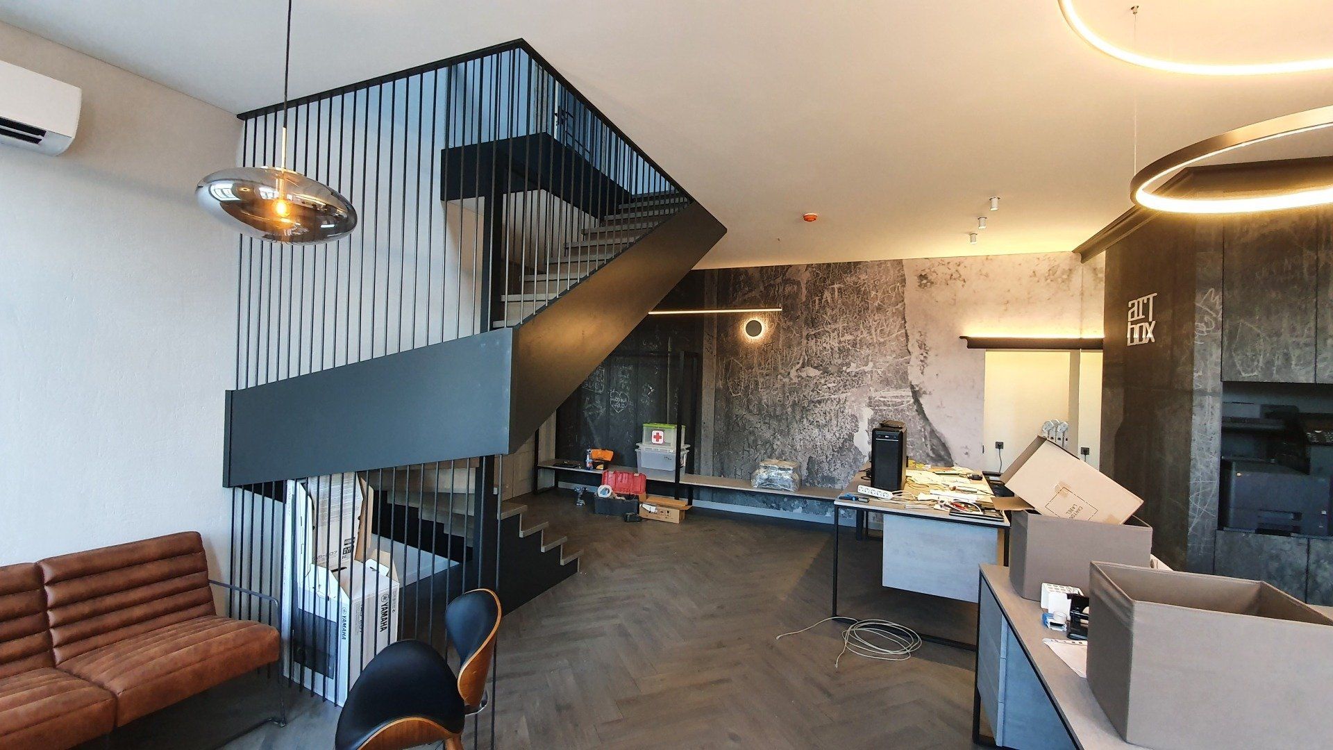 Kambario viduryje yra laiptai.