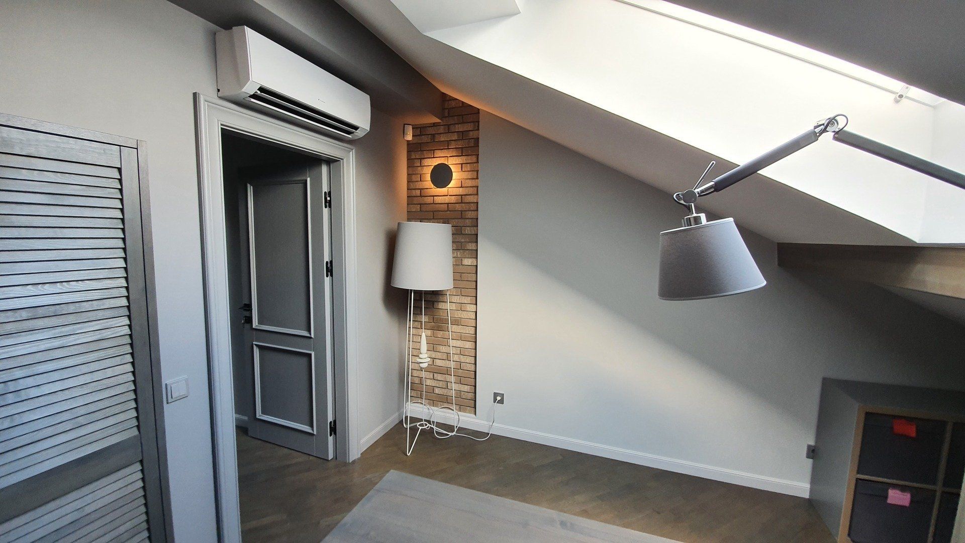 Kambarys su lubų ventiliatoriumi ir lempa