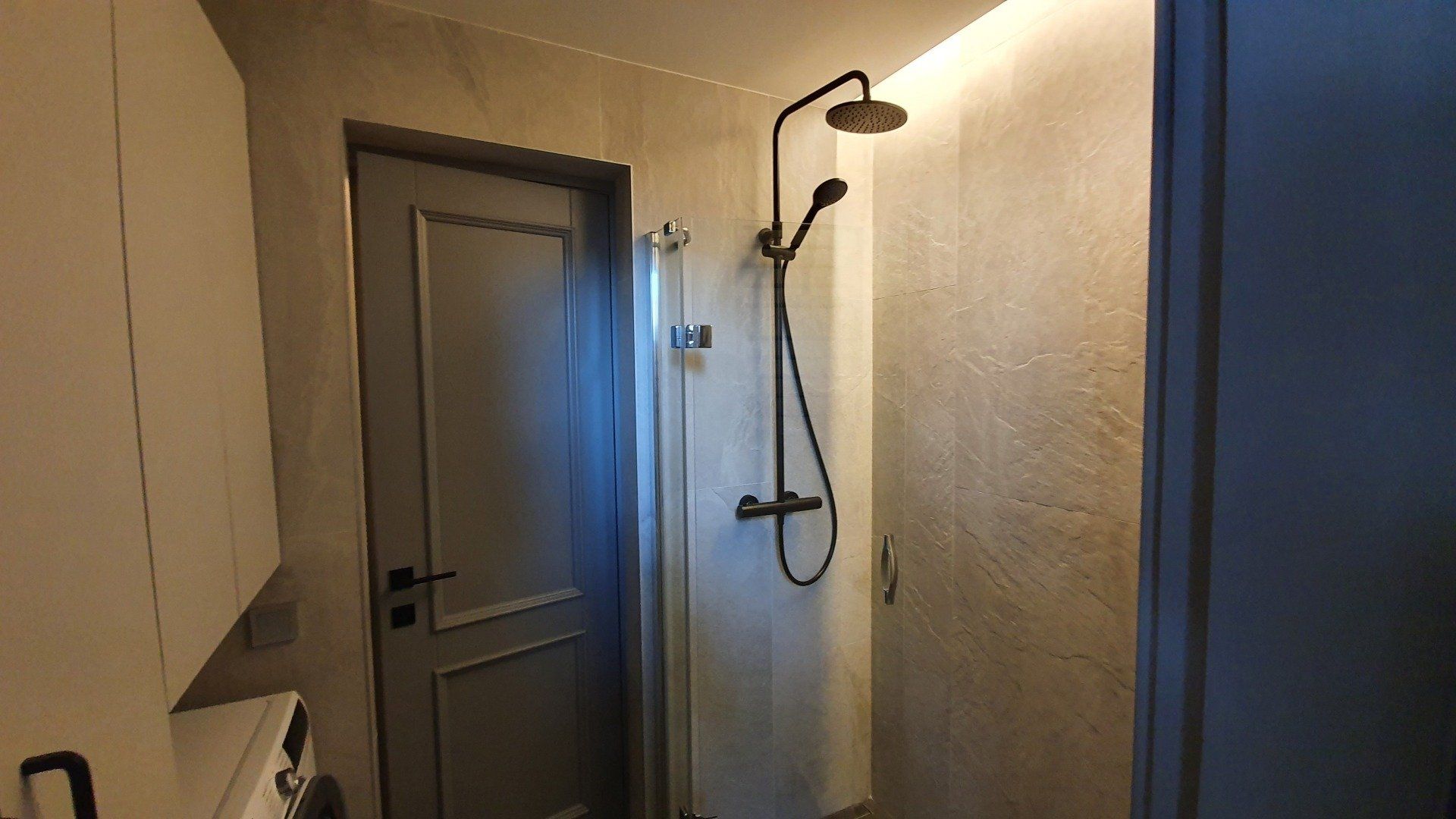 Vonios kambarys su dušu ir durimis.