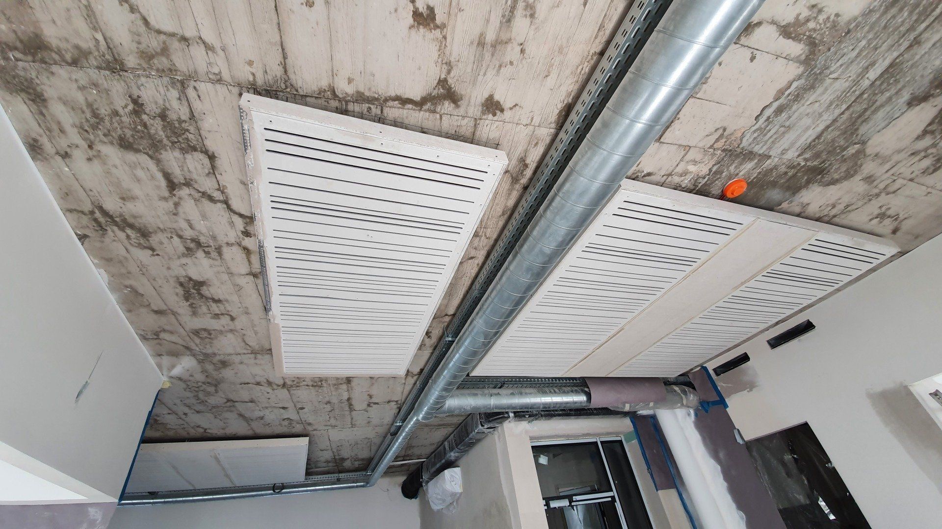 Lubos, iš kurių išeina daug vamzdžių.