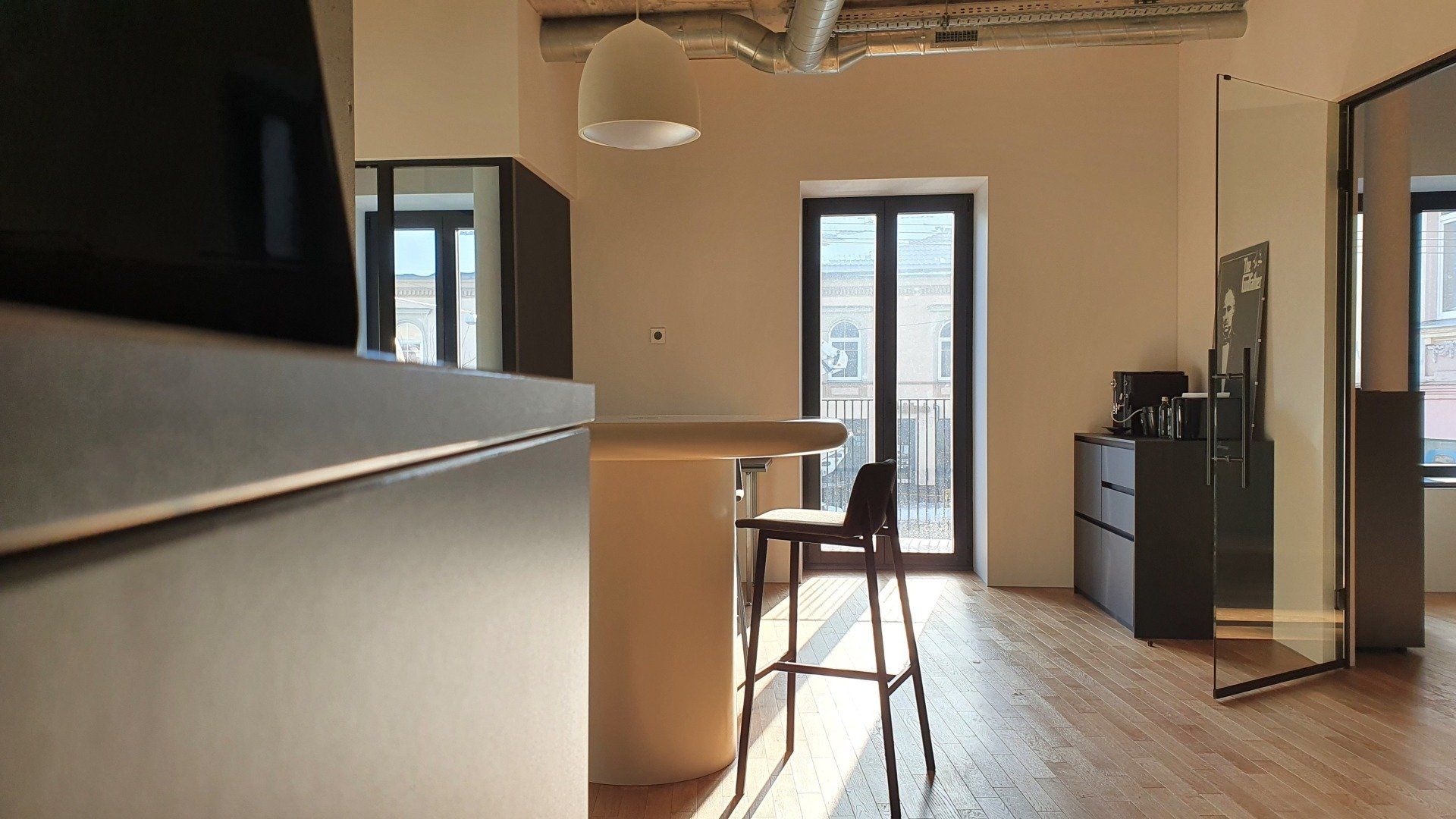 Virtuvė su baru ir kėde