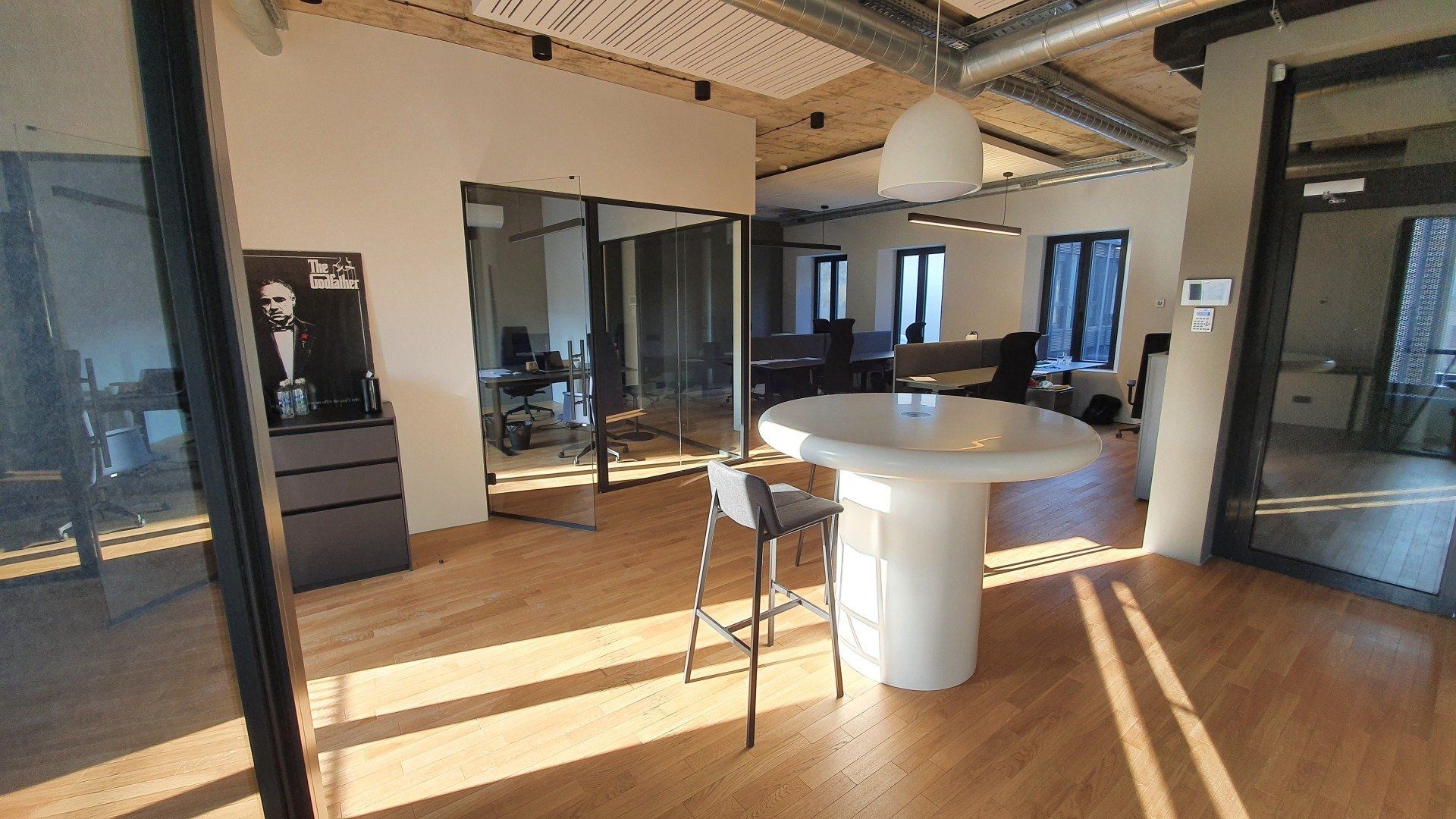 Didelis kambarys su stalu ir kėdėmis jame.