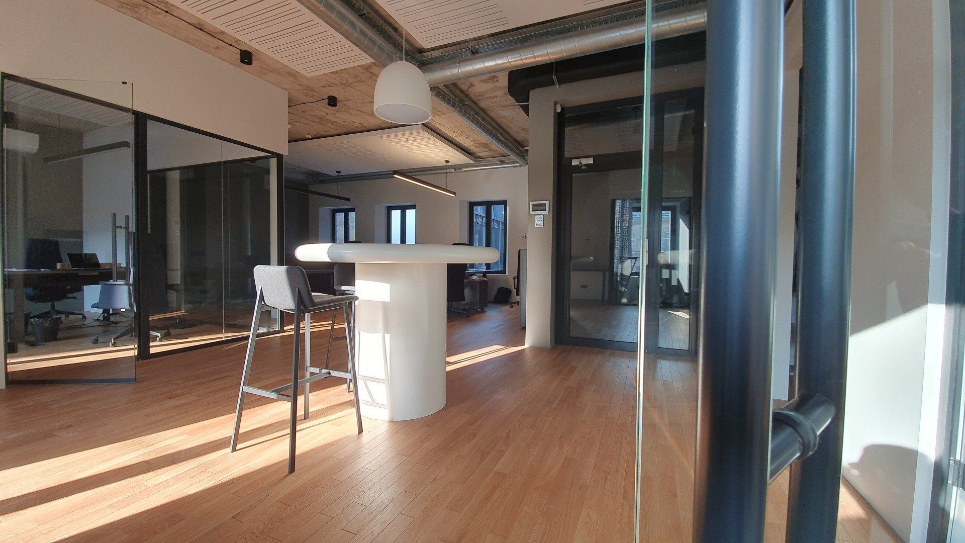 Kambario viduryje stovi stalas ir kėdės.