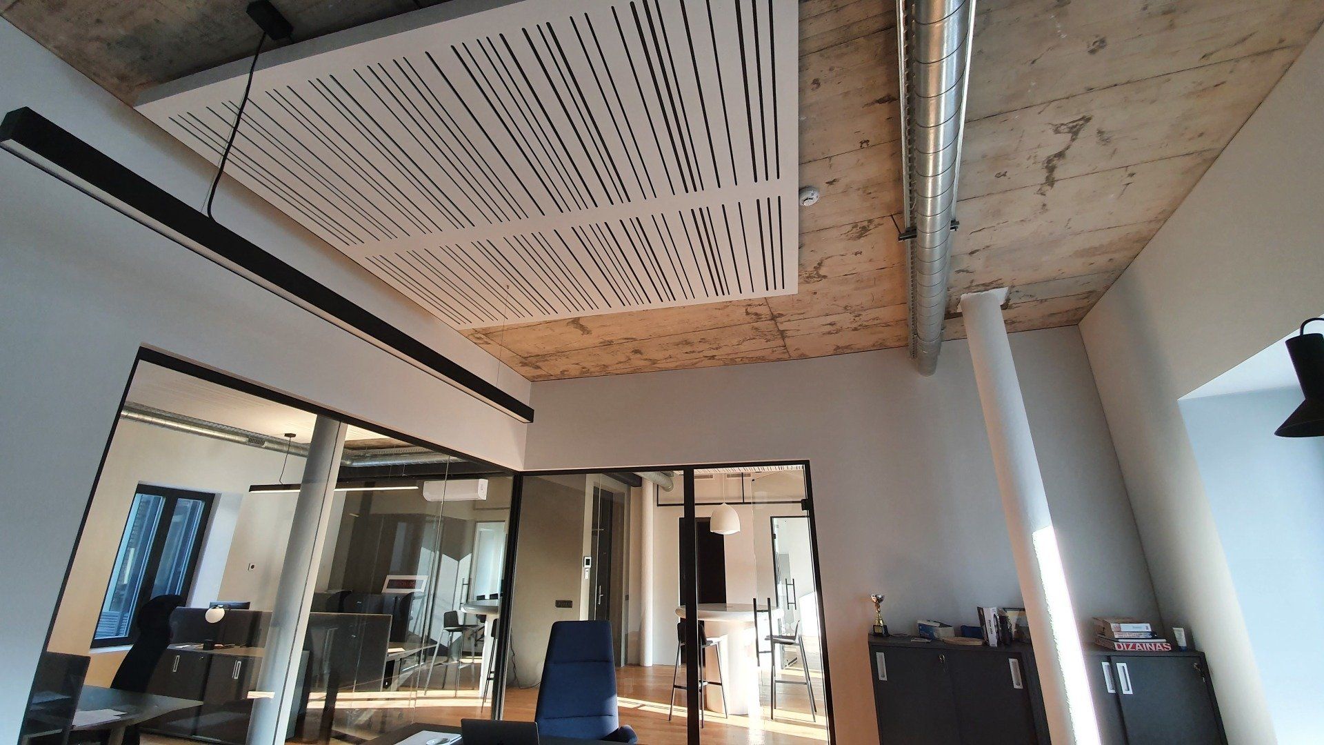 Kambarys su skylėmis lubose