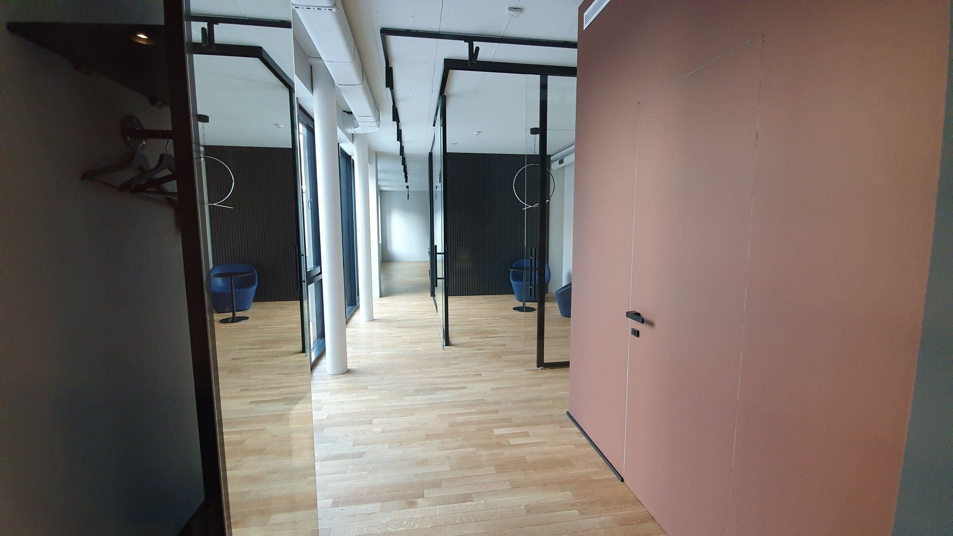 Koridorius su medinėmis grindimis ir raudona siena