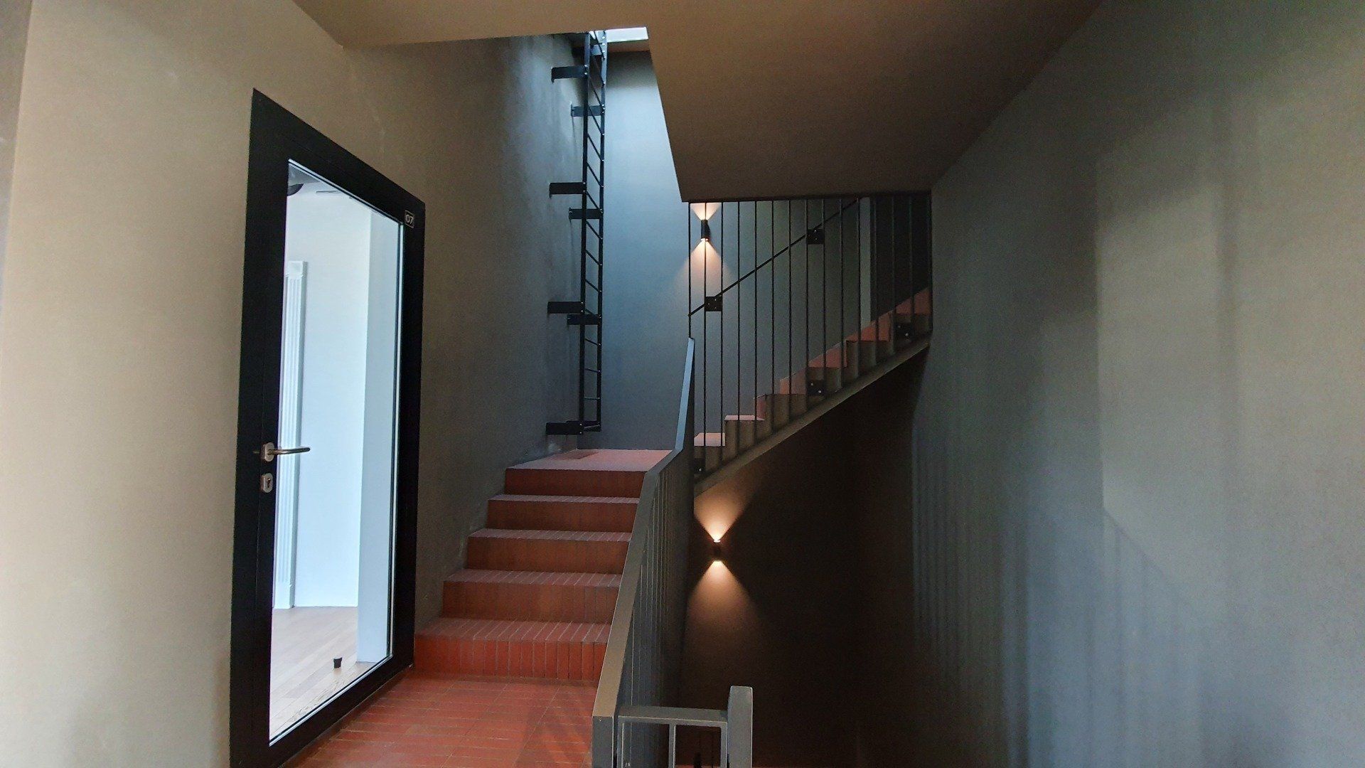 Laiptai, vedantys į antrą pastato aukštą.