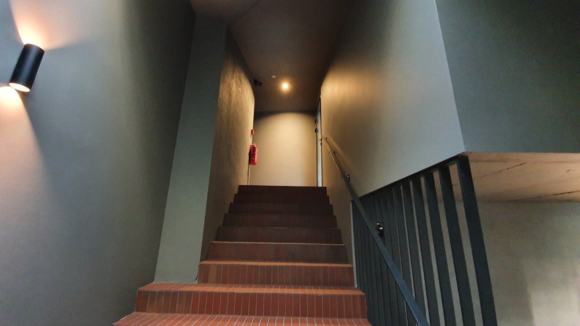 Laiptų rinkinys, vedantis prie durų pastate.