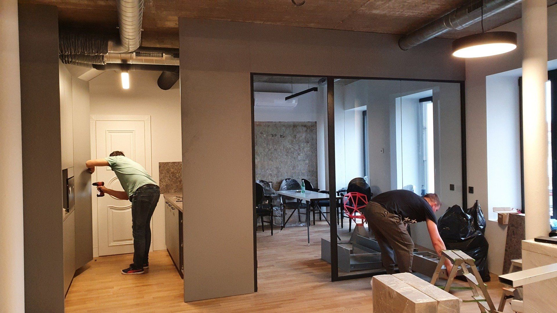 Vyras dirba prie sienos kambaryje.