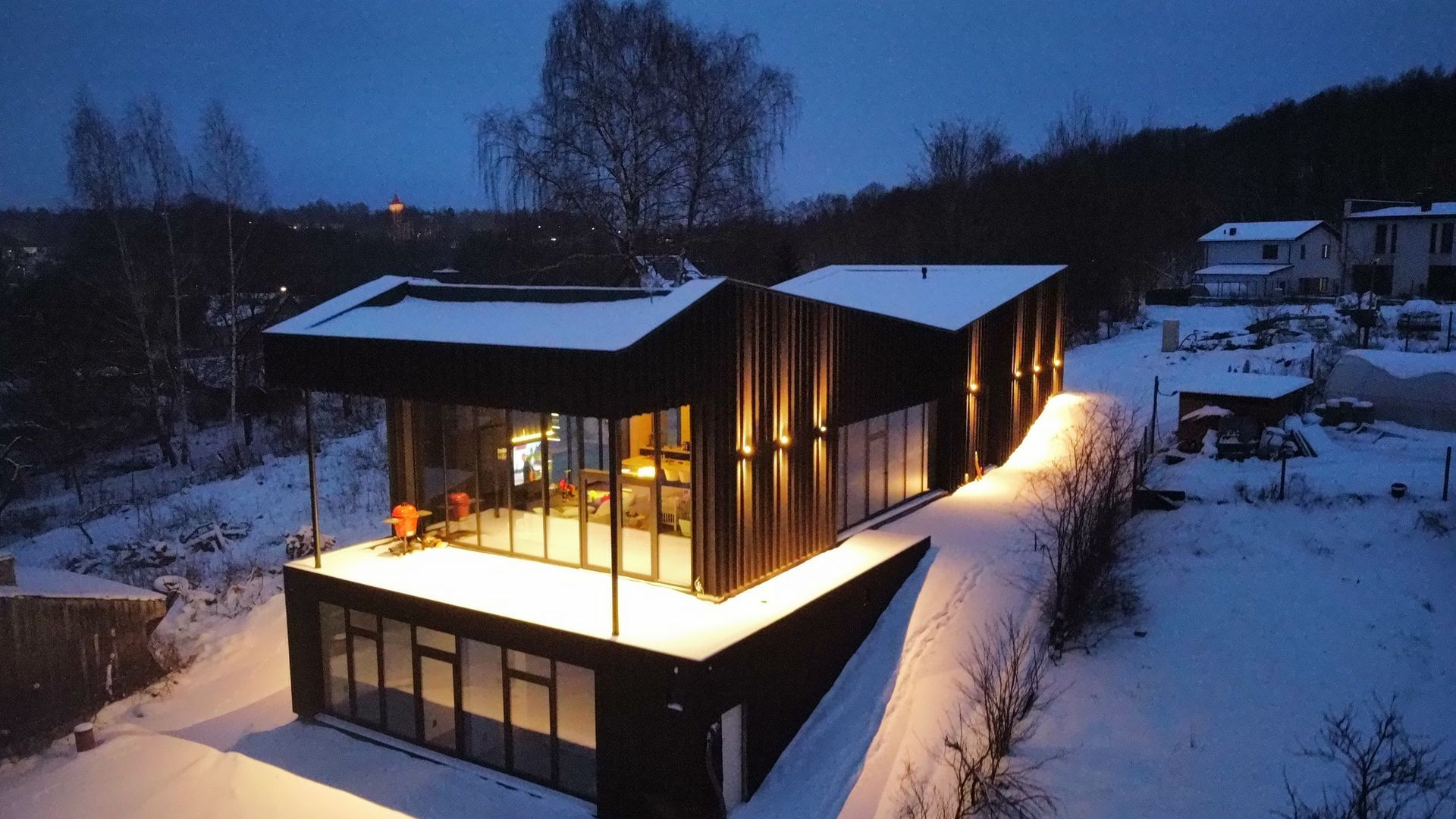 Namo vaizdas iš oro naktį sniege