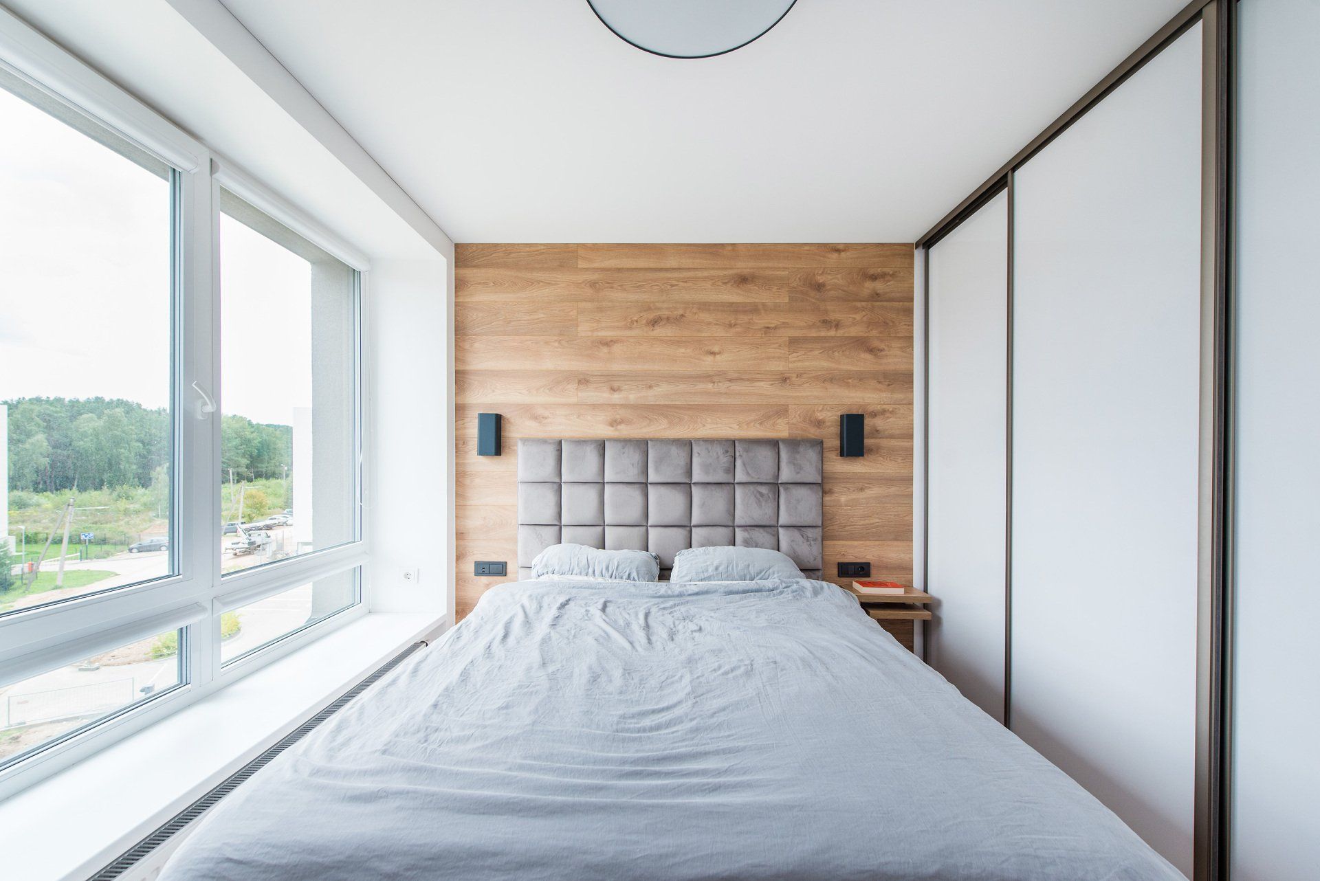 Miegamasis su lova, dviem langais ir medine siena.