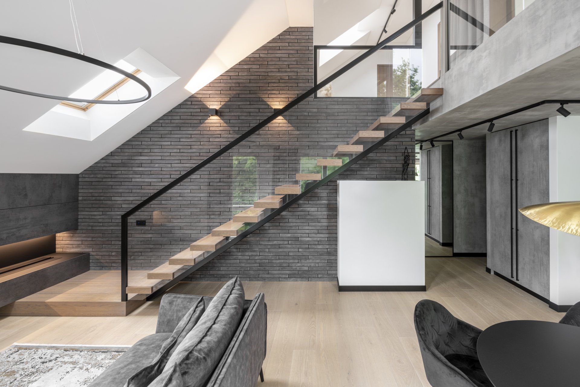 Svetainė su laiptais, vedančiais į antrą aukštą.