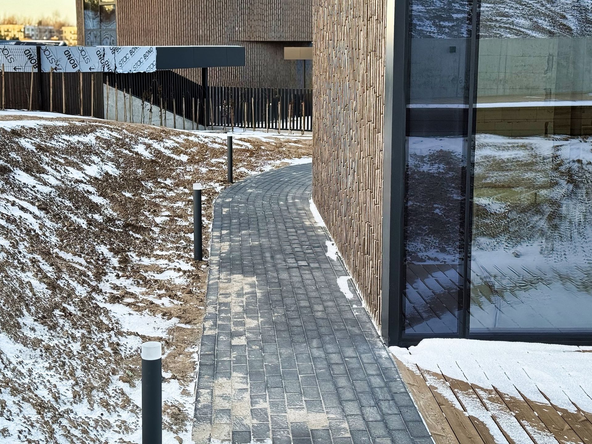 Takas, vedantis į pastatą su sniegu ant žemės