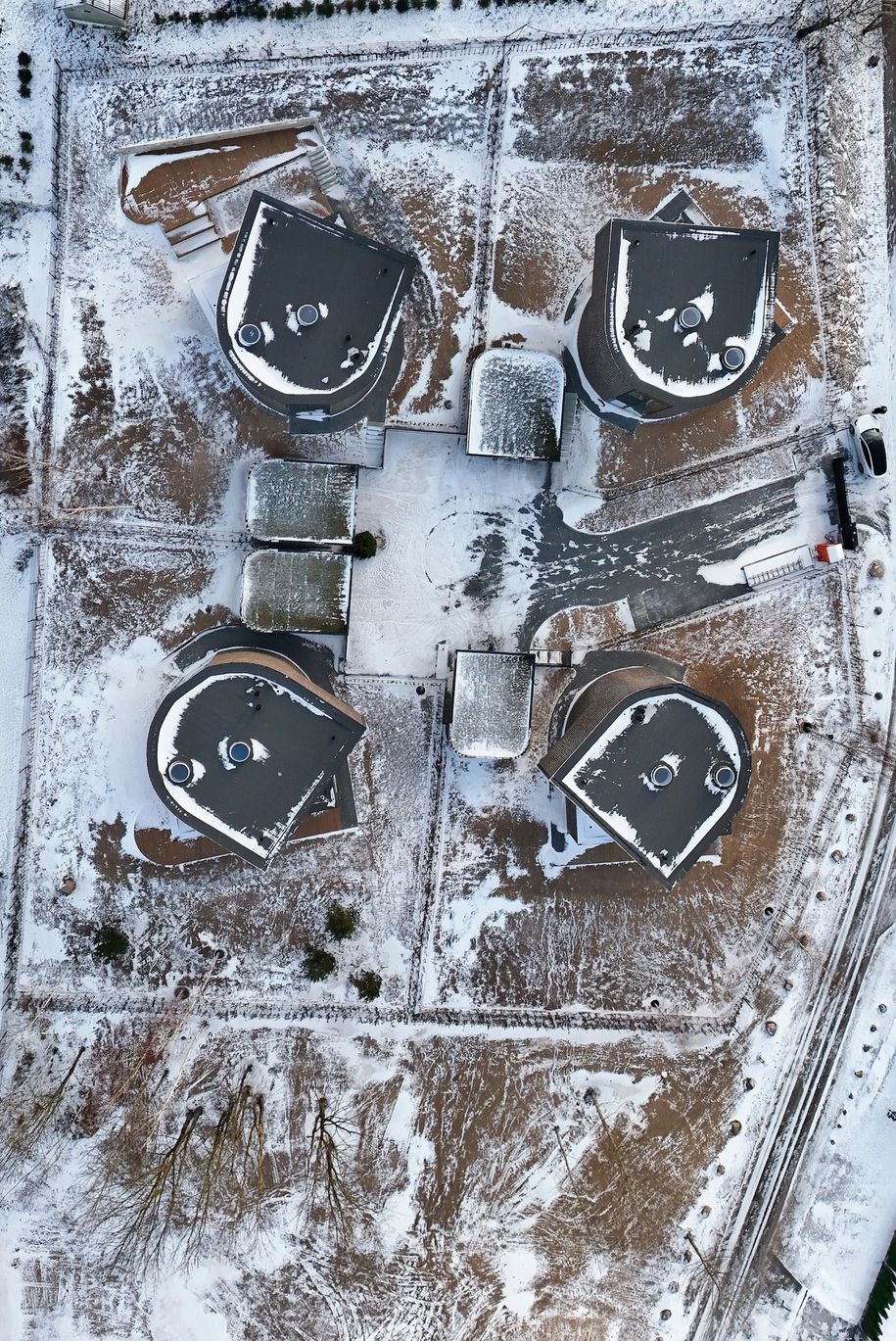 Sniegu padengto beisbolo aikštės vaizdas iš oro.