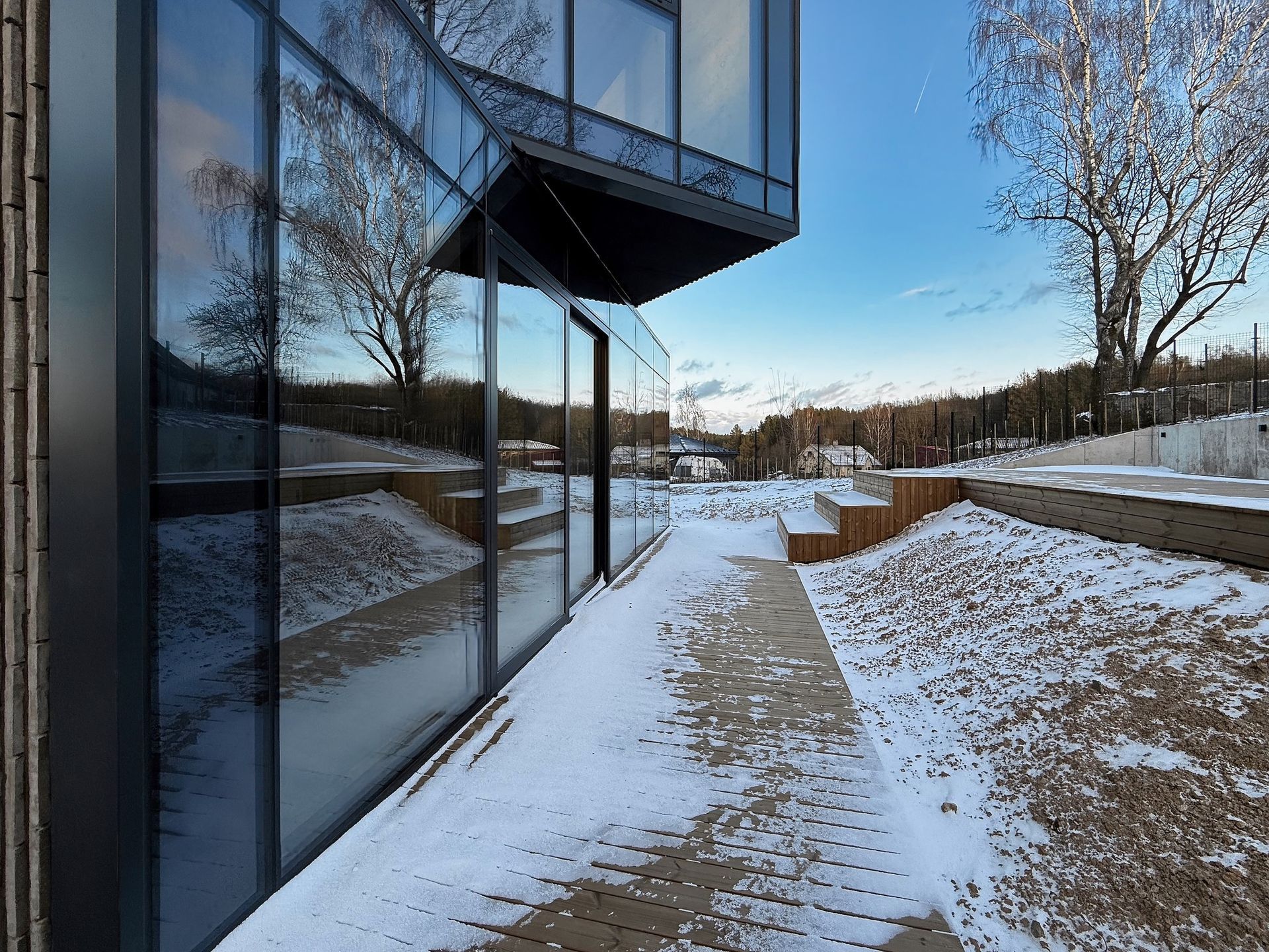 Pastatas su daugybe langų yra uždengtas sniegu.