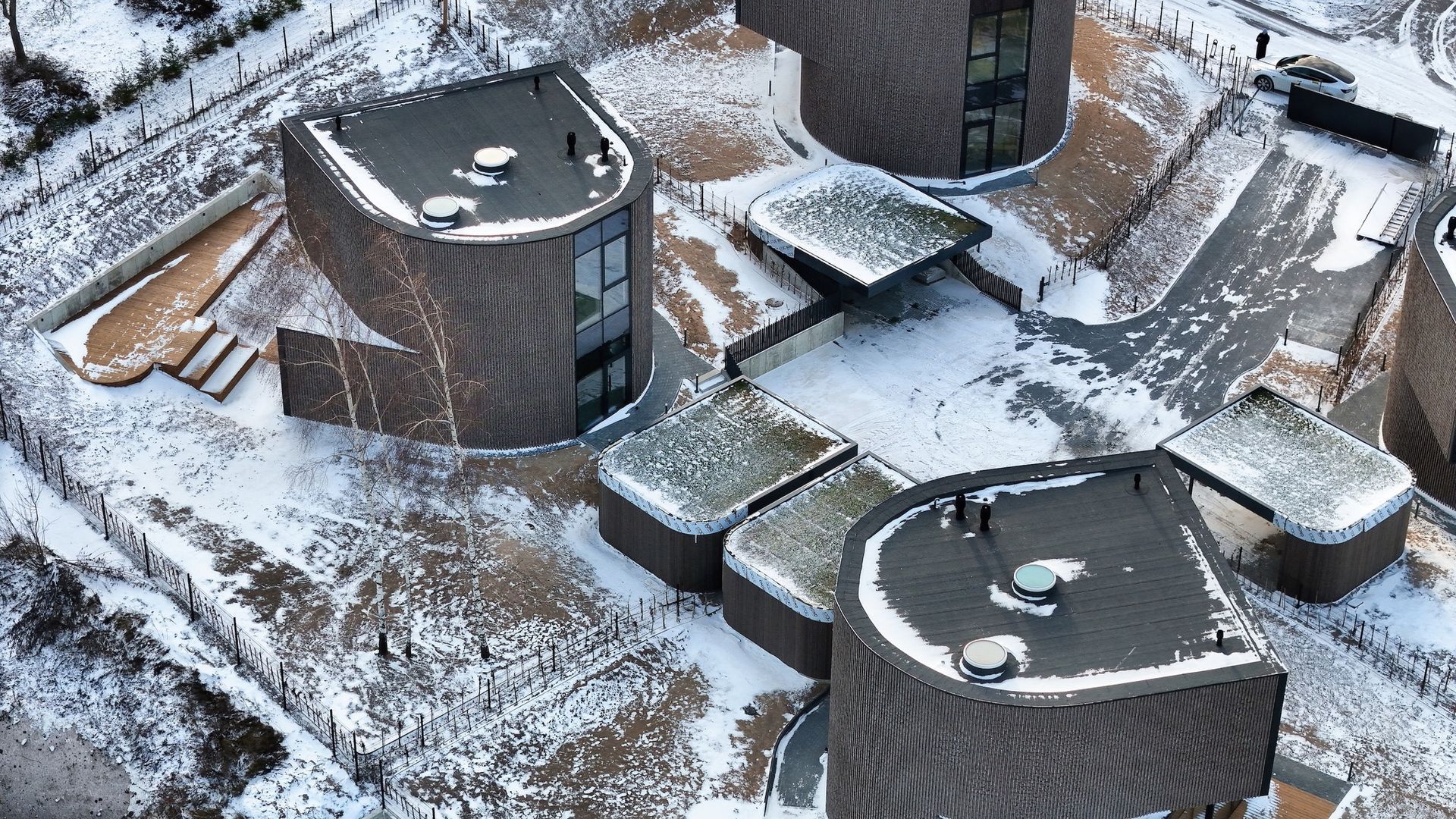 Sniegu padengtų pastatų grupės vaizdas iš oro