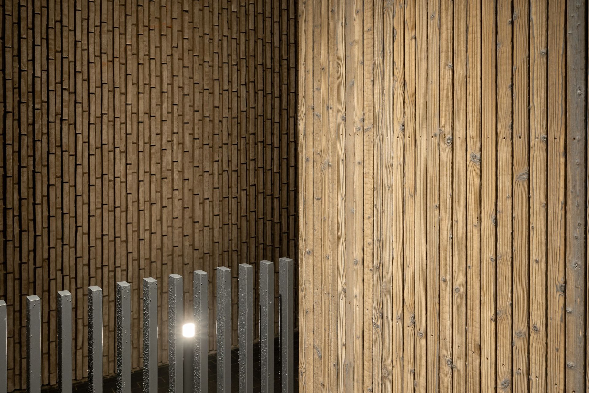 Kambarys su medine siena ir tvora.