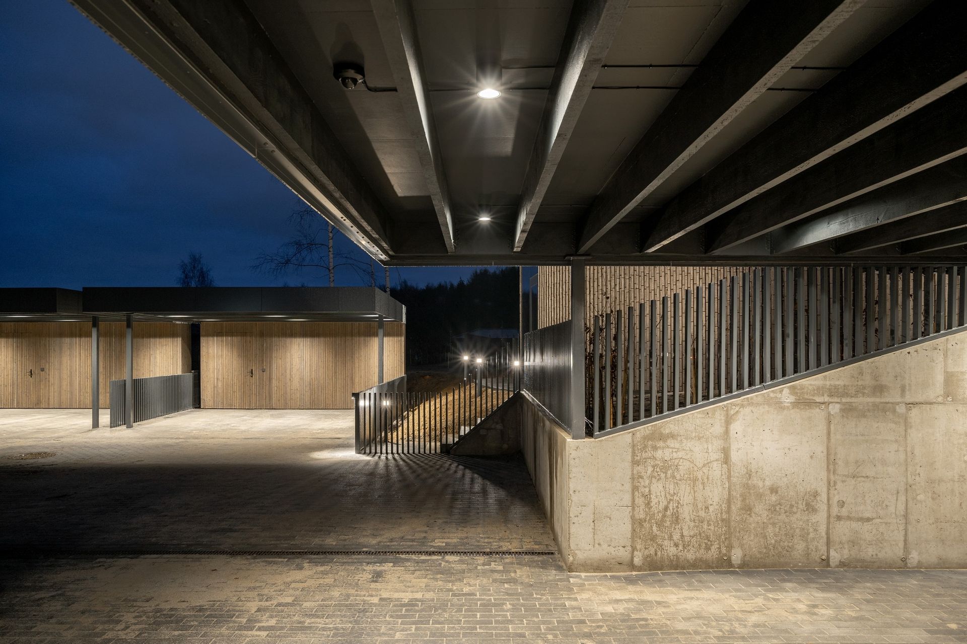 Pastato vaizdas iš po tilto naktį.