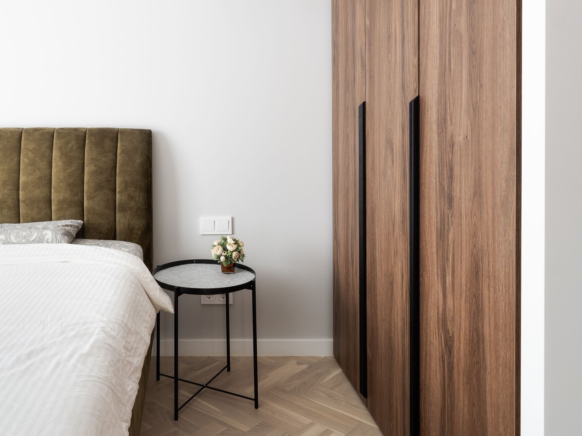 Miegamasis su lova, naktiniu staliuku ir spinta.