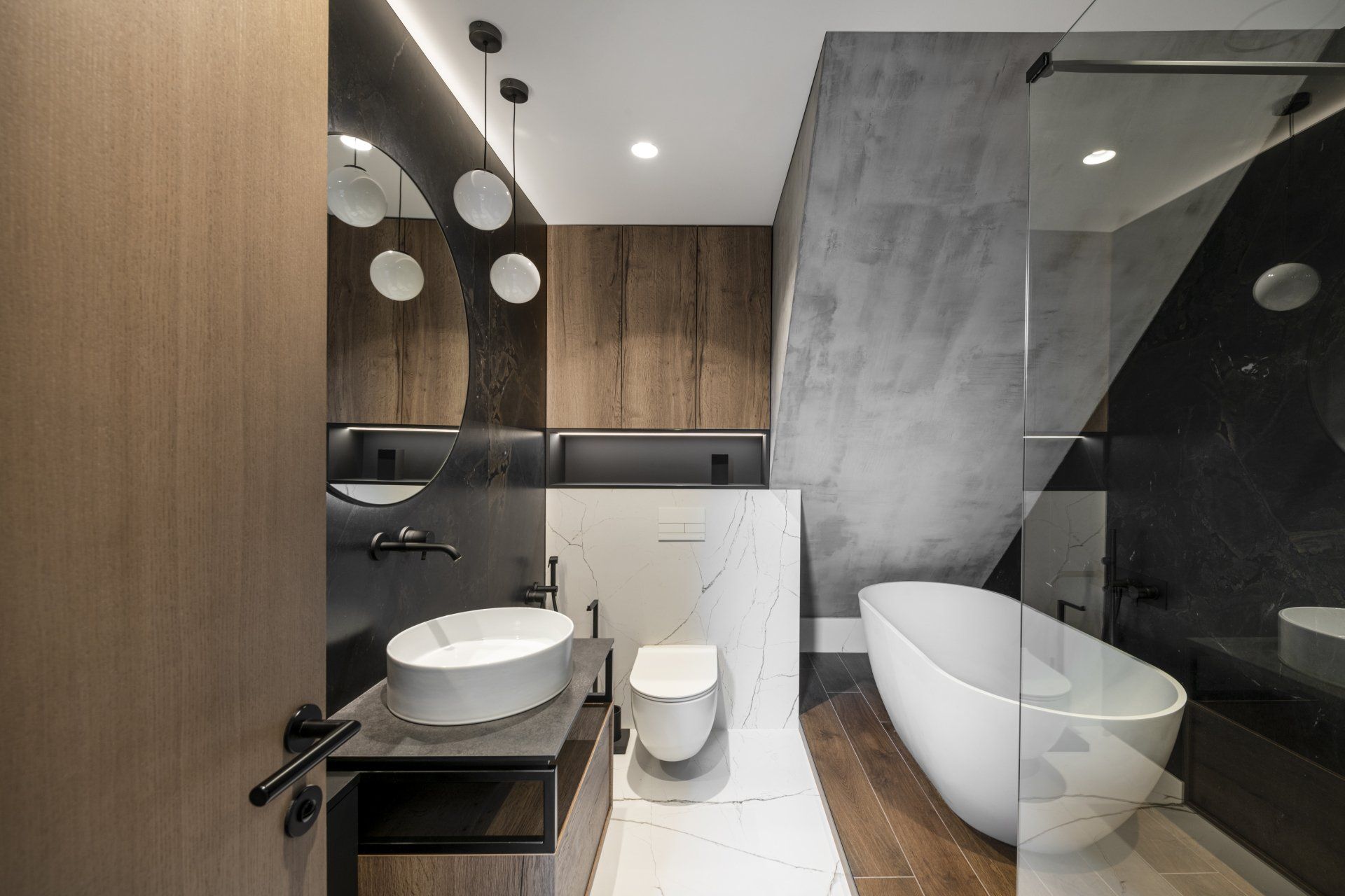 Vonios kambarys su dviem kriauklėmis, tualetu ir vonia.